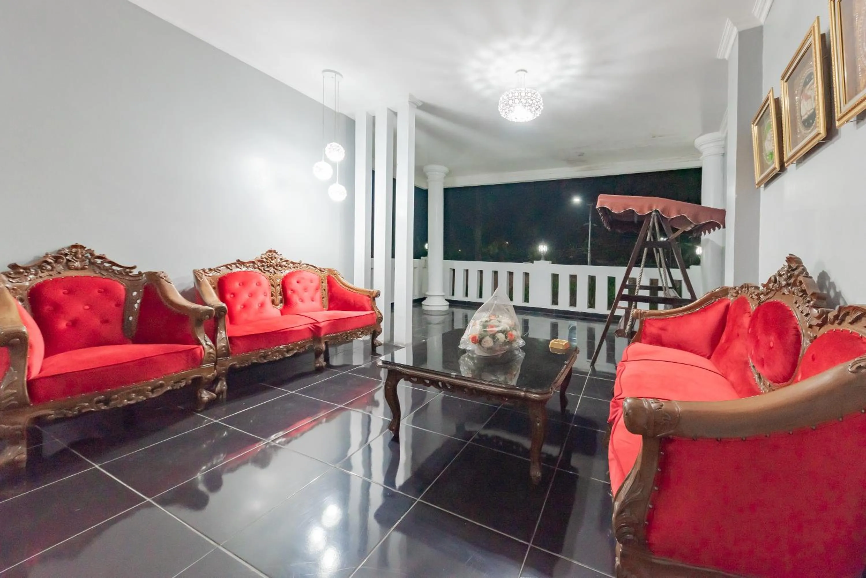Seating area in RedDoorz at Hotel Arwana Tugu Puncak