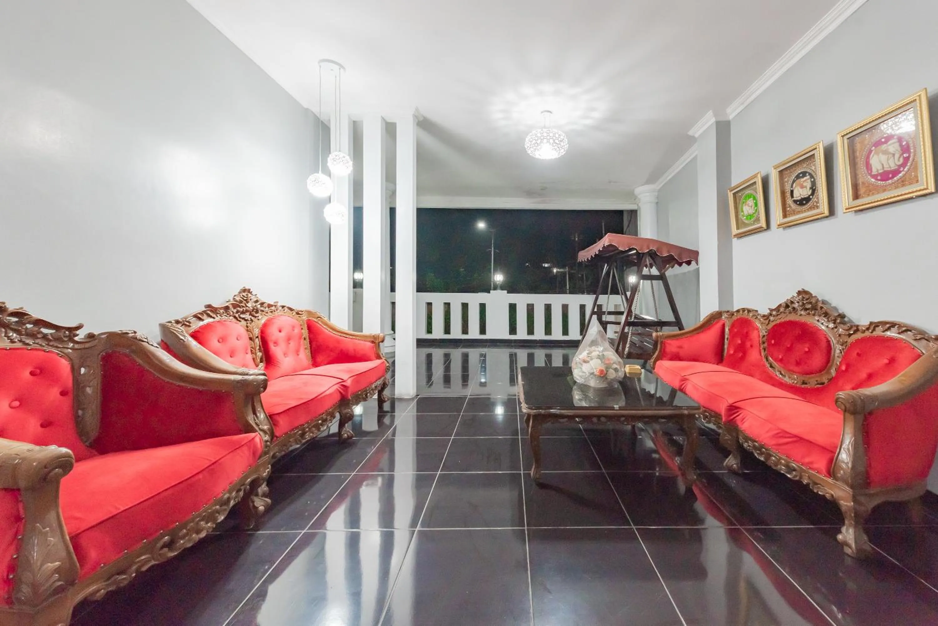 Seating area in RedDoorz at Hotel Arwana Tugu Puncak