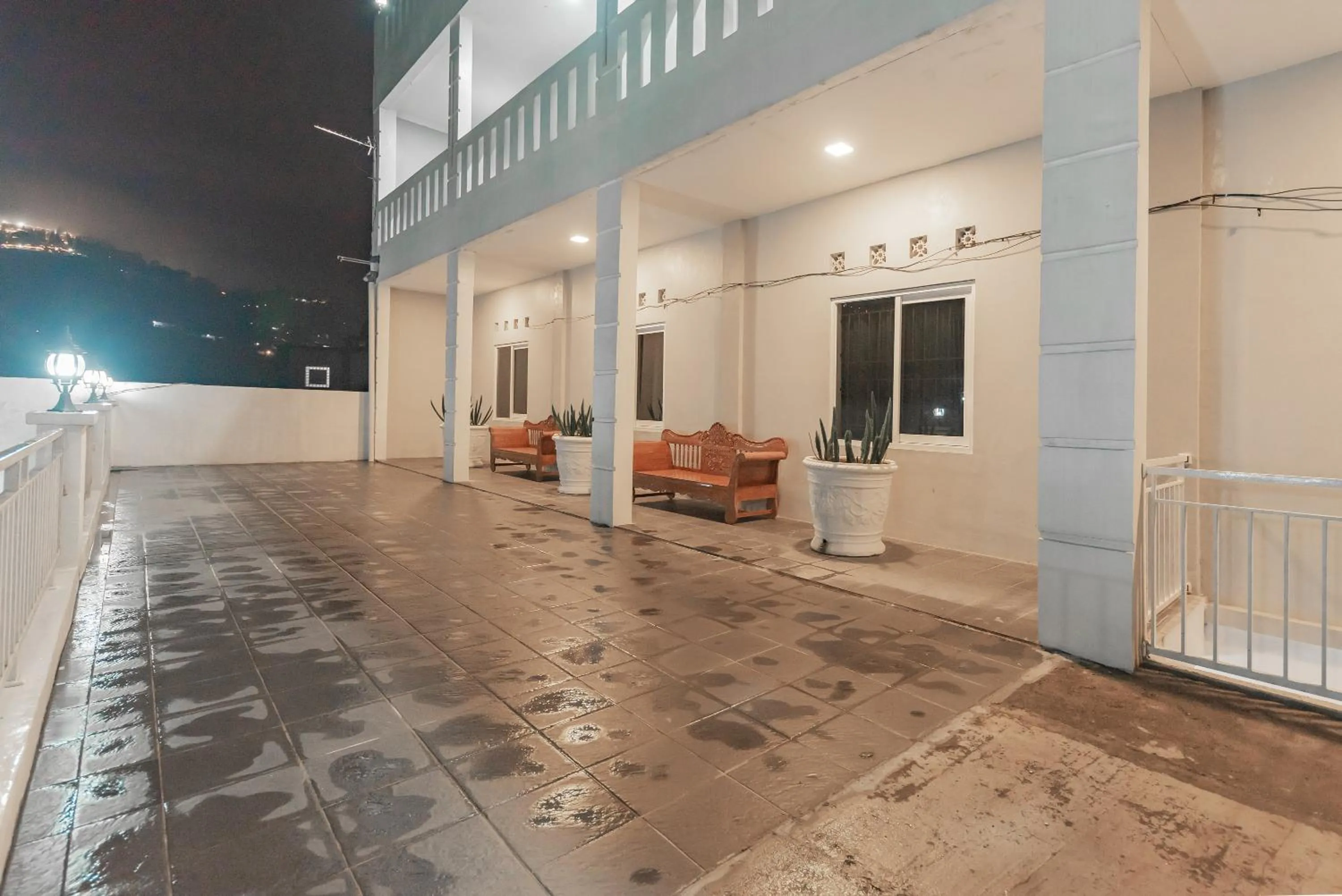 Balcony/Terrace in RedDoorz at Hotel Arwana Tugu Puncak