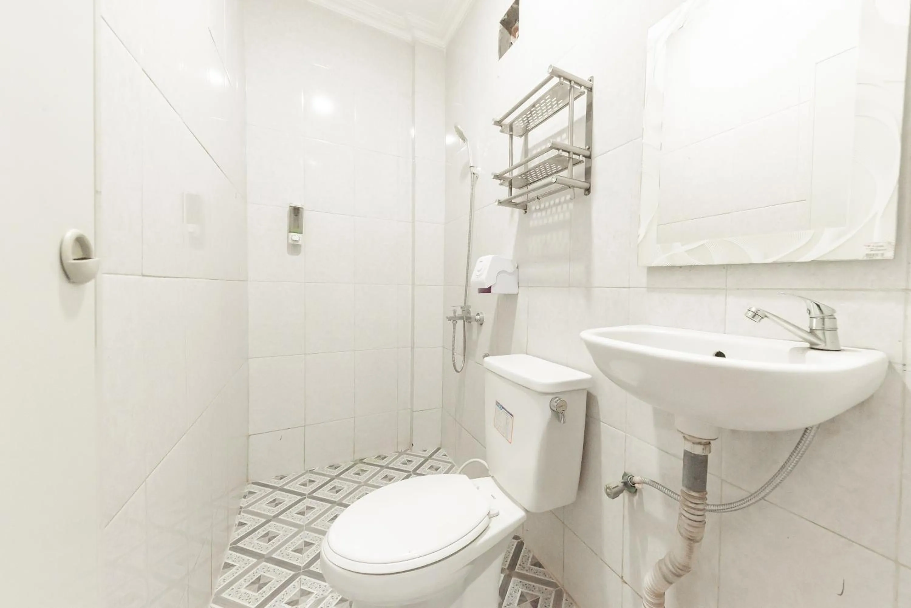 Bathroom in RedDoorz at Hotel Arwana Tugu Puncak