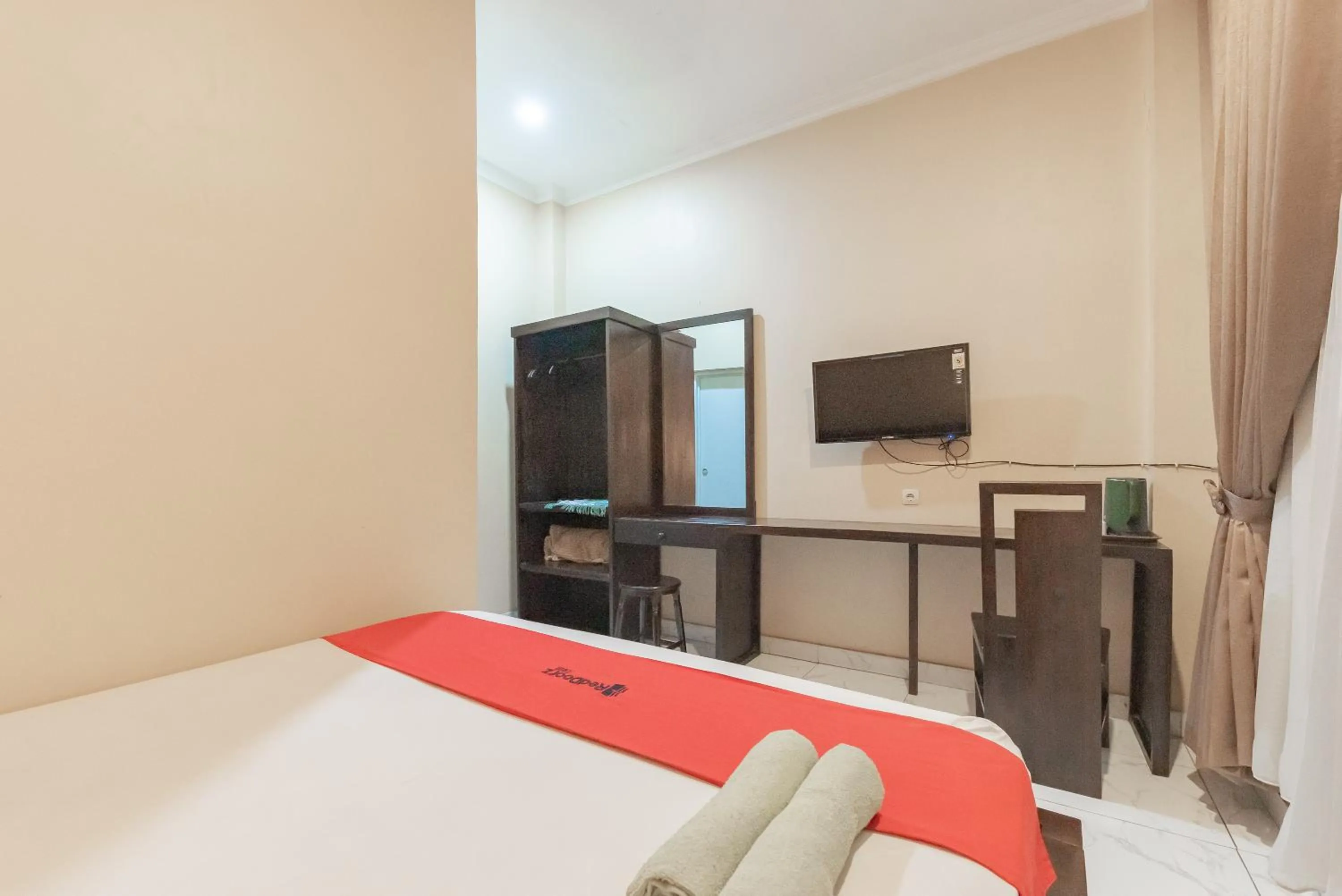 Bedroom, Bed in RedDoorz at Hotel Arwana Tugu Puncak