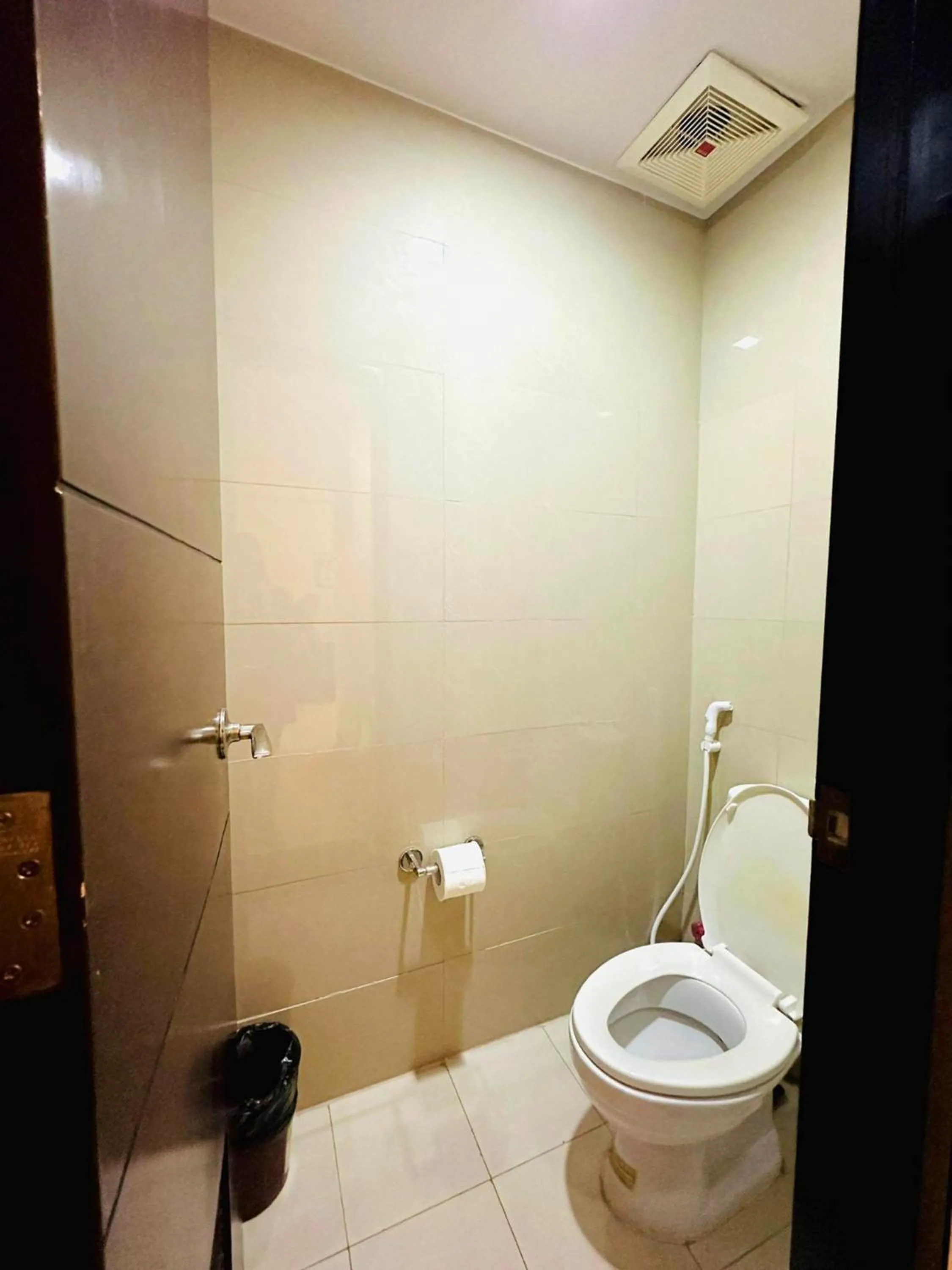 Toilet in 8 Newtown Boulevard by Hiverooms