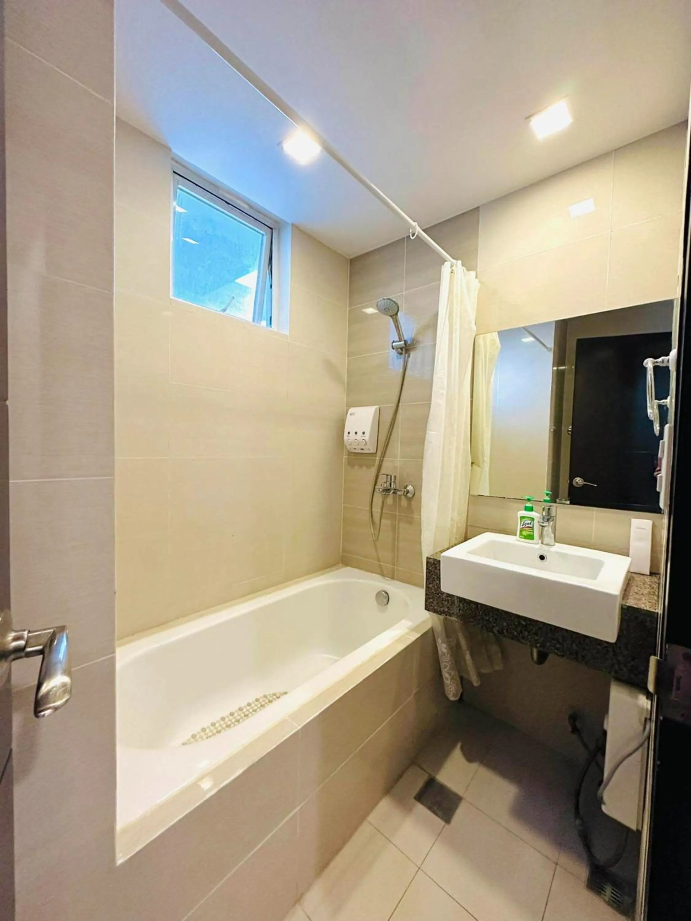 Shower in 8 Newtown Boulevard by Hiverooms