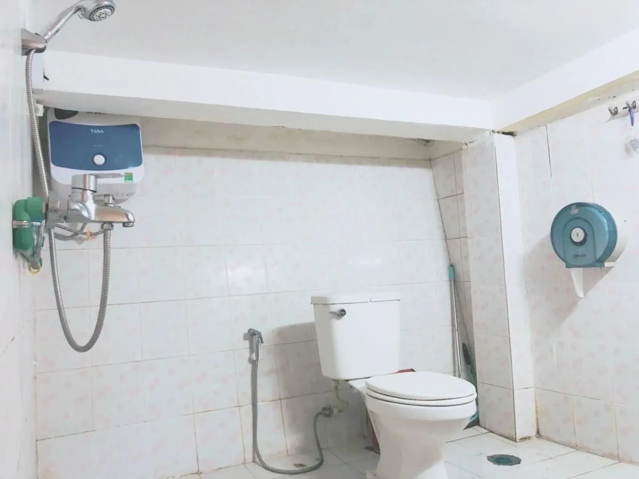 Shower in Tingkham Guesthouse