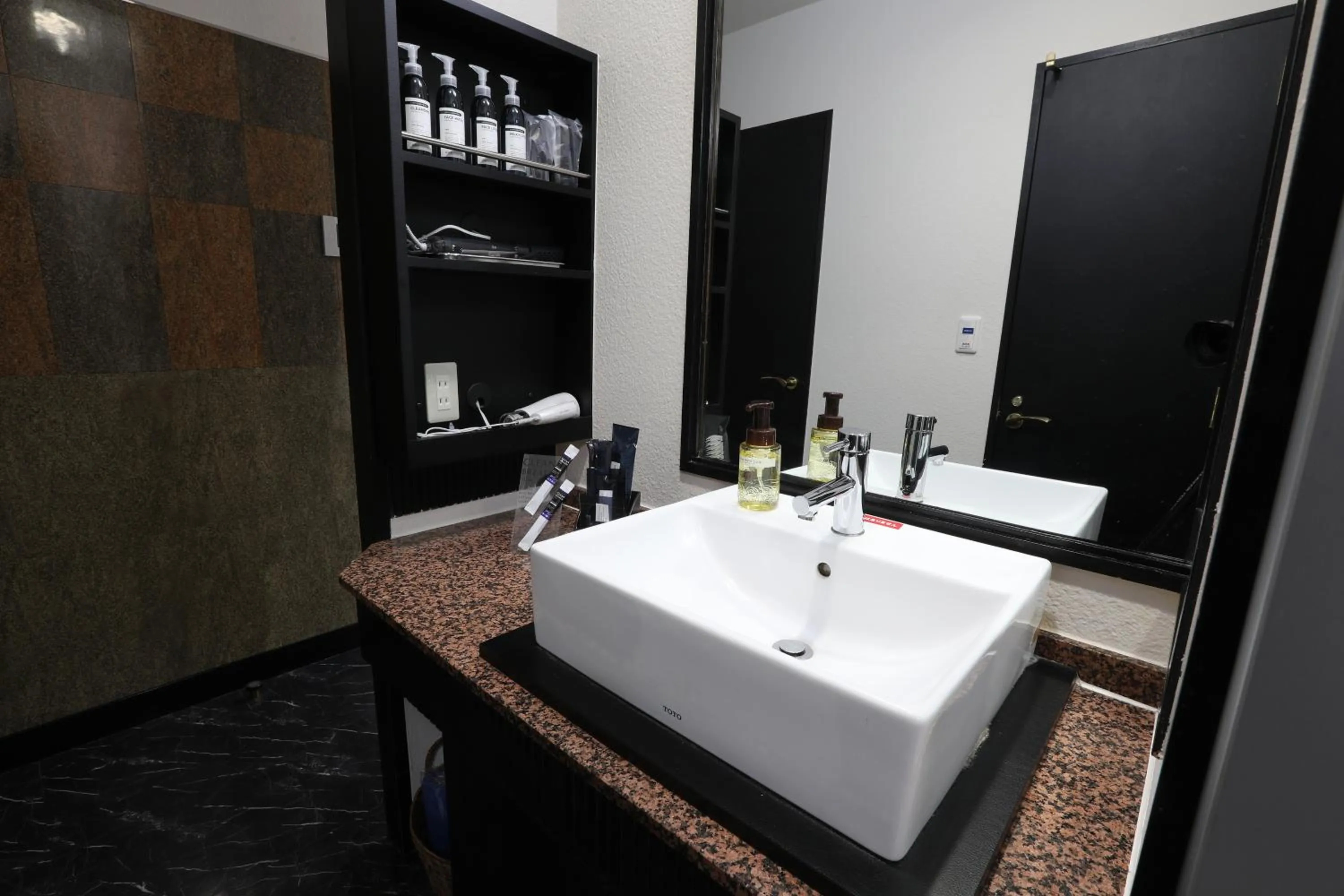 HOTEL C-PLUS - Adult Only