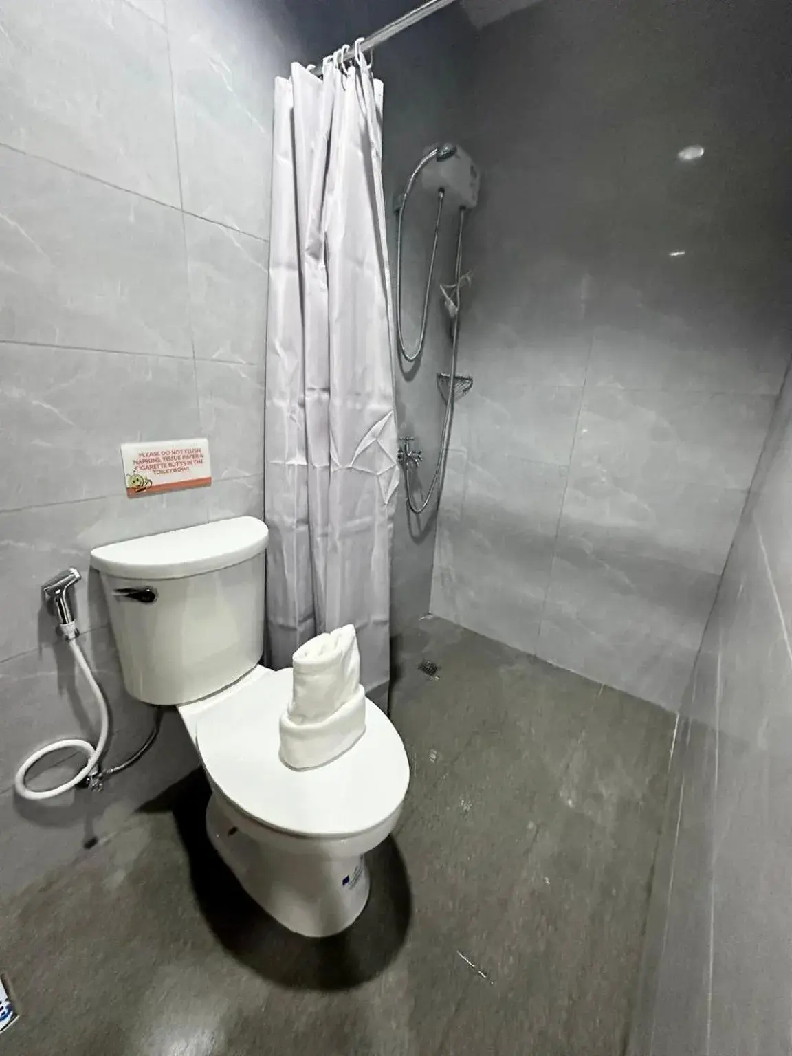 Shower in Travelbee Minglanilla Inn Shower in Travelbee Minglanilla Inn