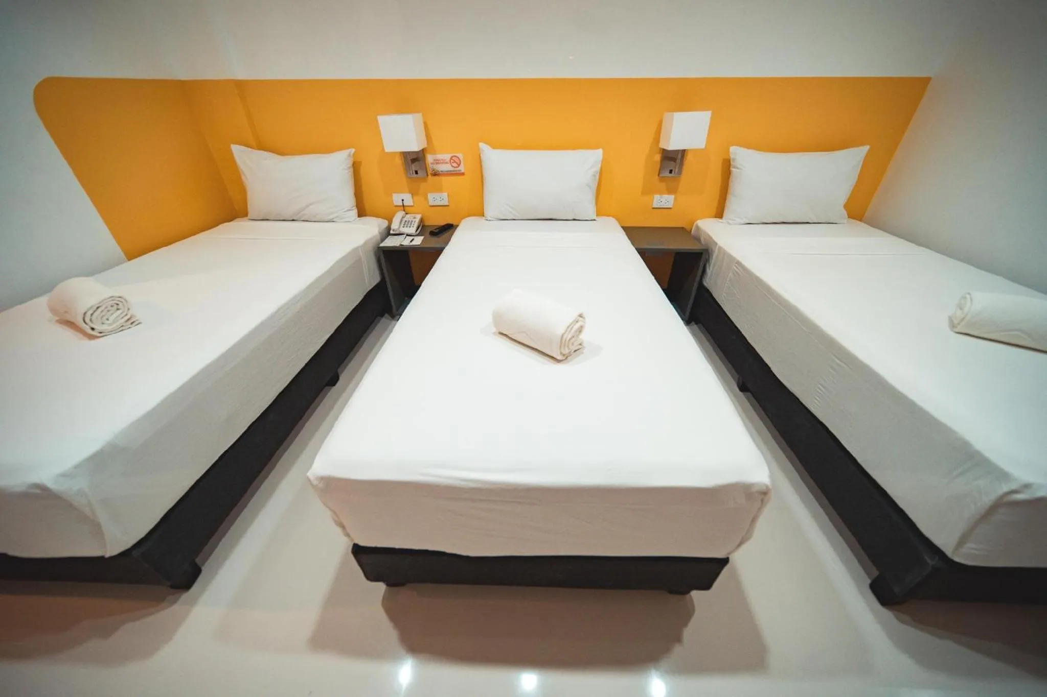 Bed in Travelbee Minglanilla Inn