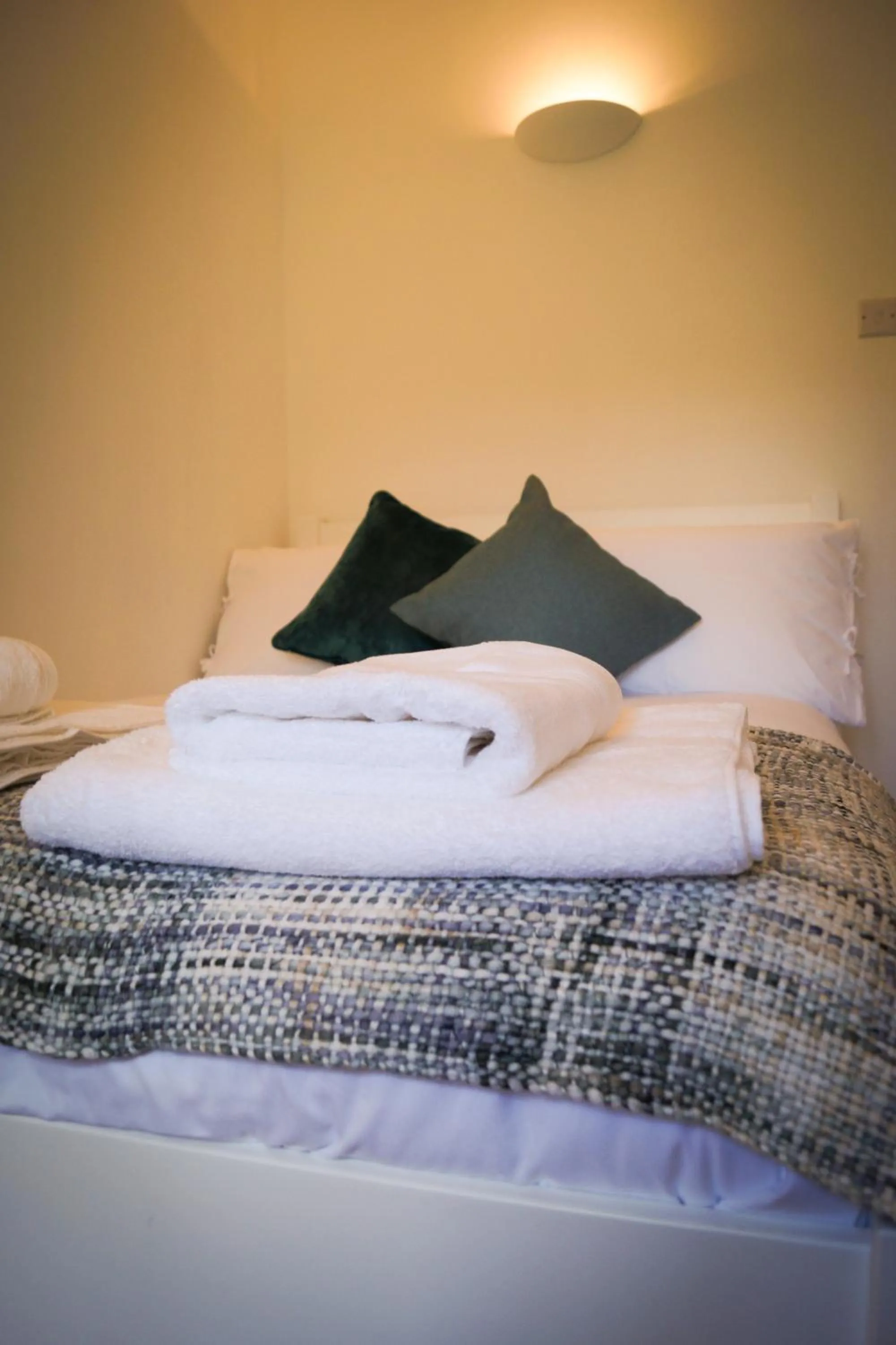Bed in Lemon Tree Rooms - Newly Refurbished Coastal Stay