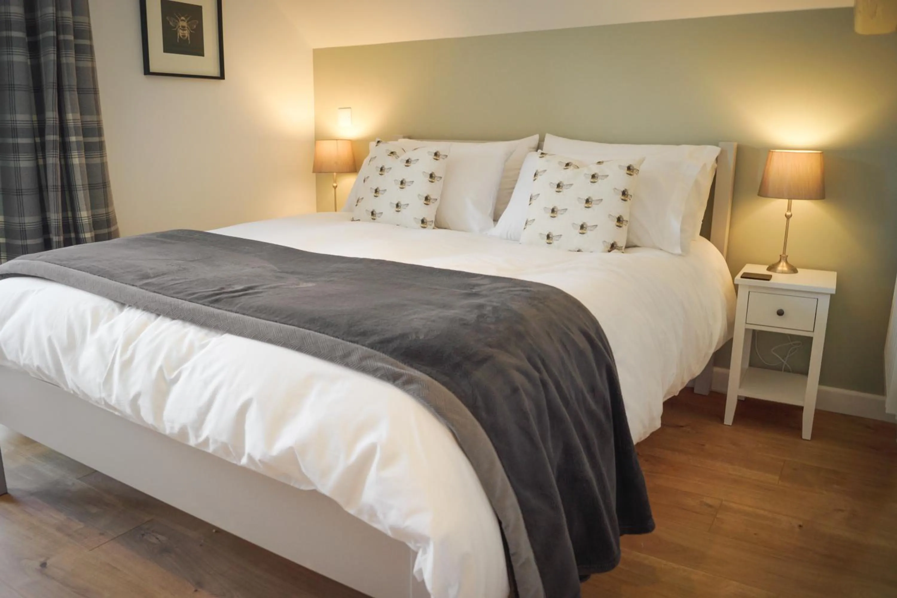 Bed in Lemon Tree Rooms - Newly Refurbished Coastal Stay