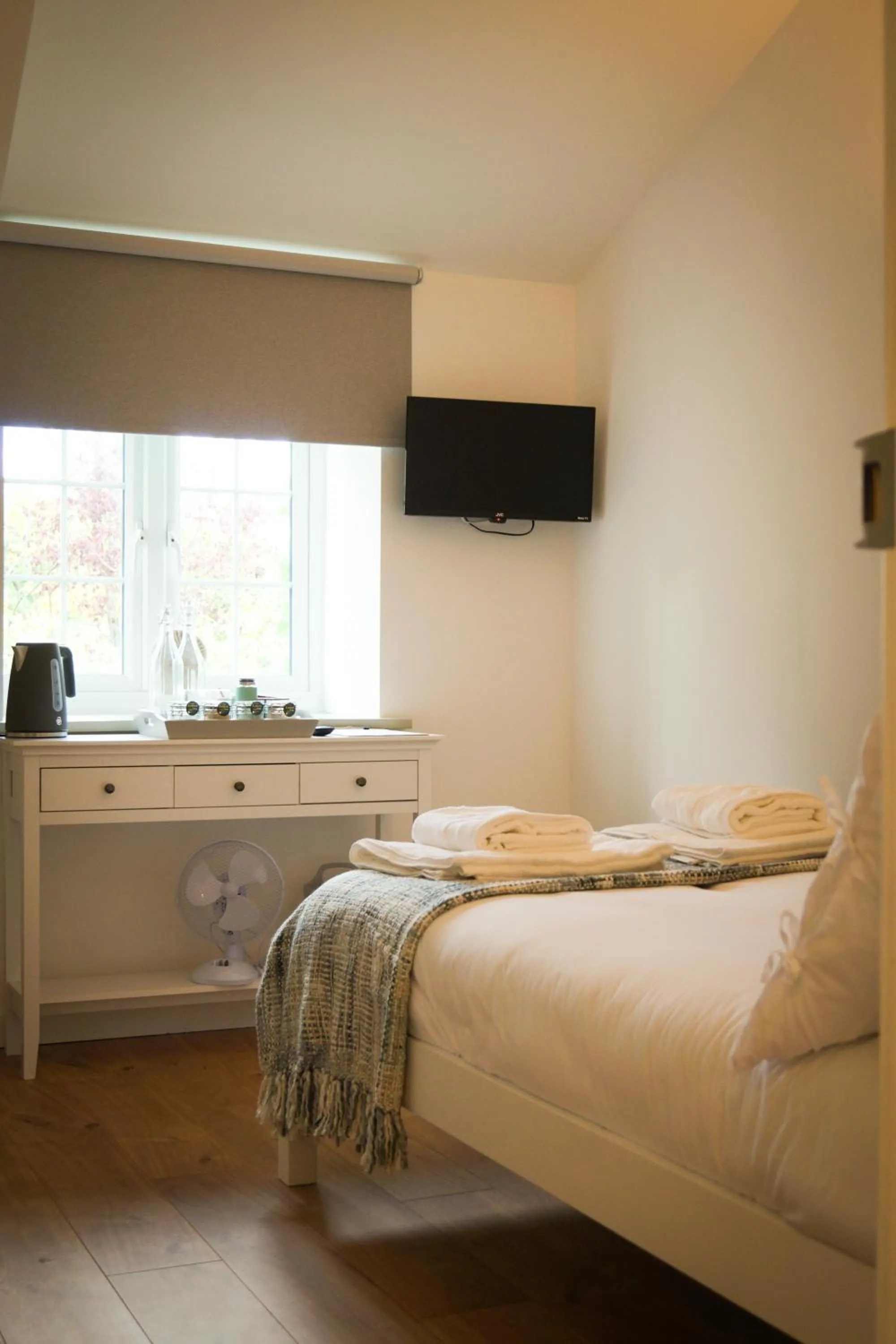 Photo of the whole room, Bed in Lemon Tree Rooms - Newly Refurbished Coastal Stay