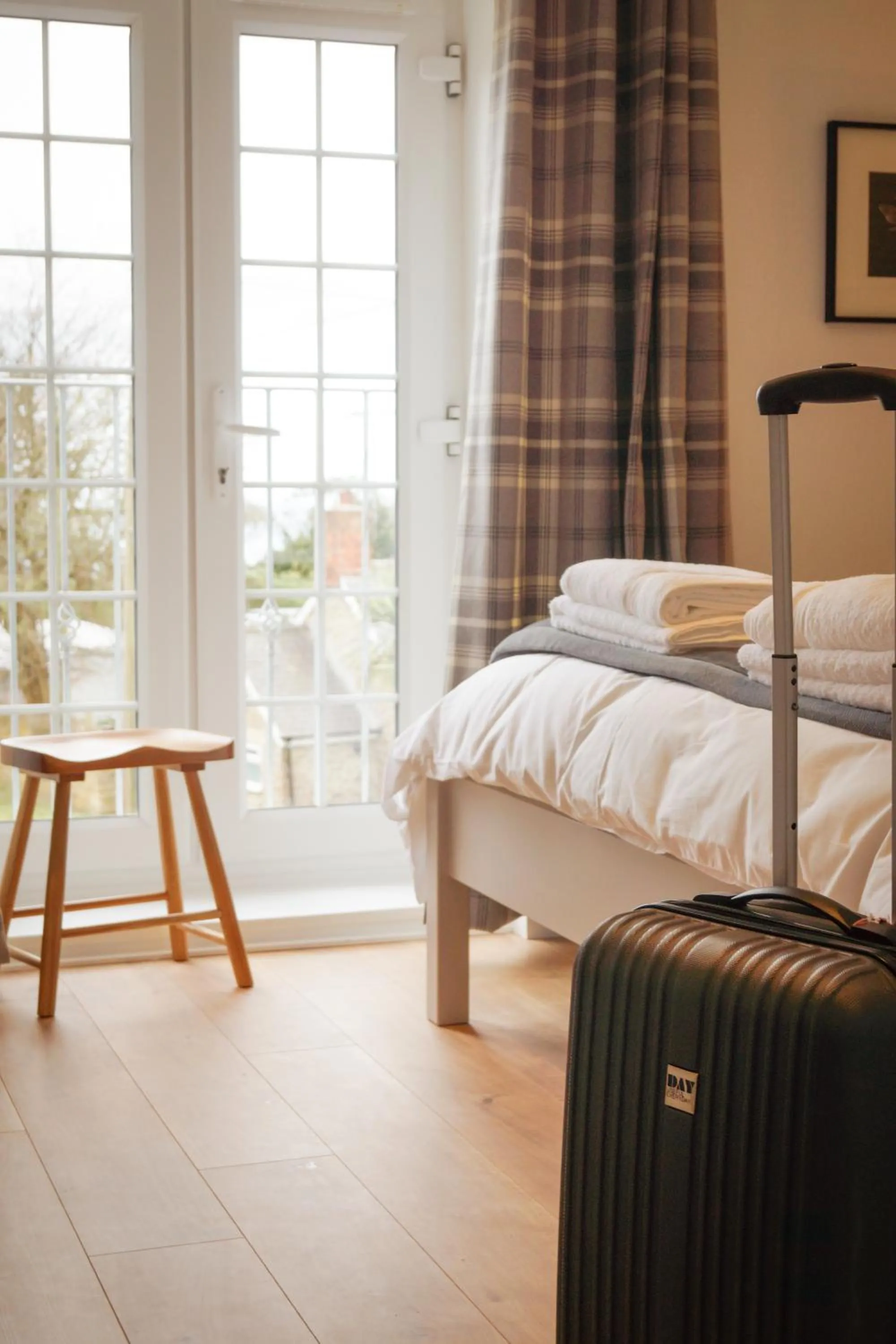 Bed in Lemon Tree Rooms - Newly Refurbished Coastal Stay