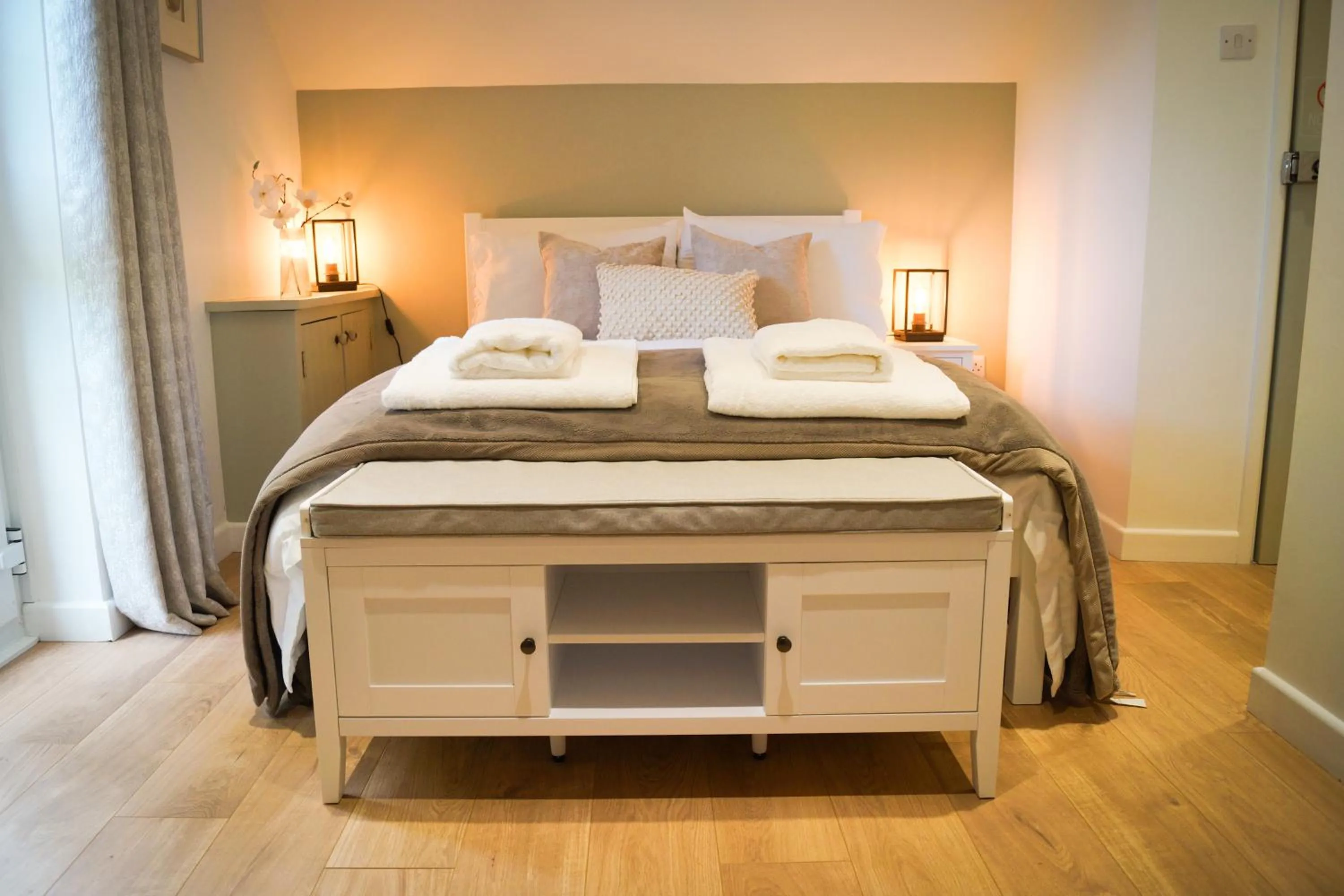 Bed in Lemon Tree Rooms - Newly Refurbished Coastal Stay