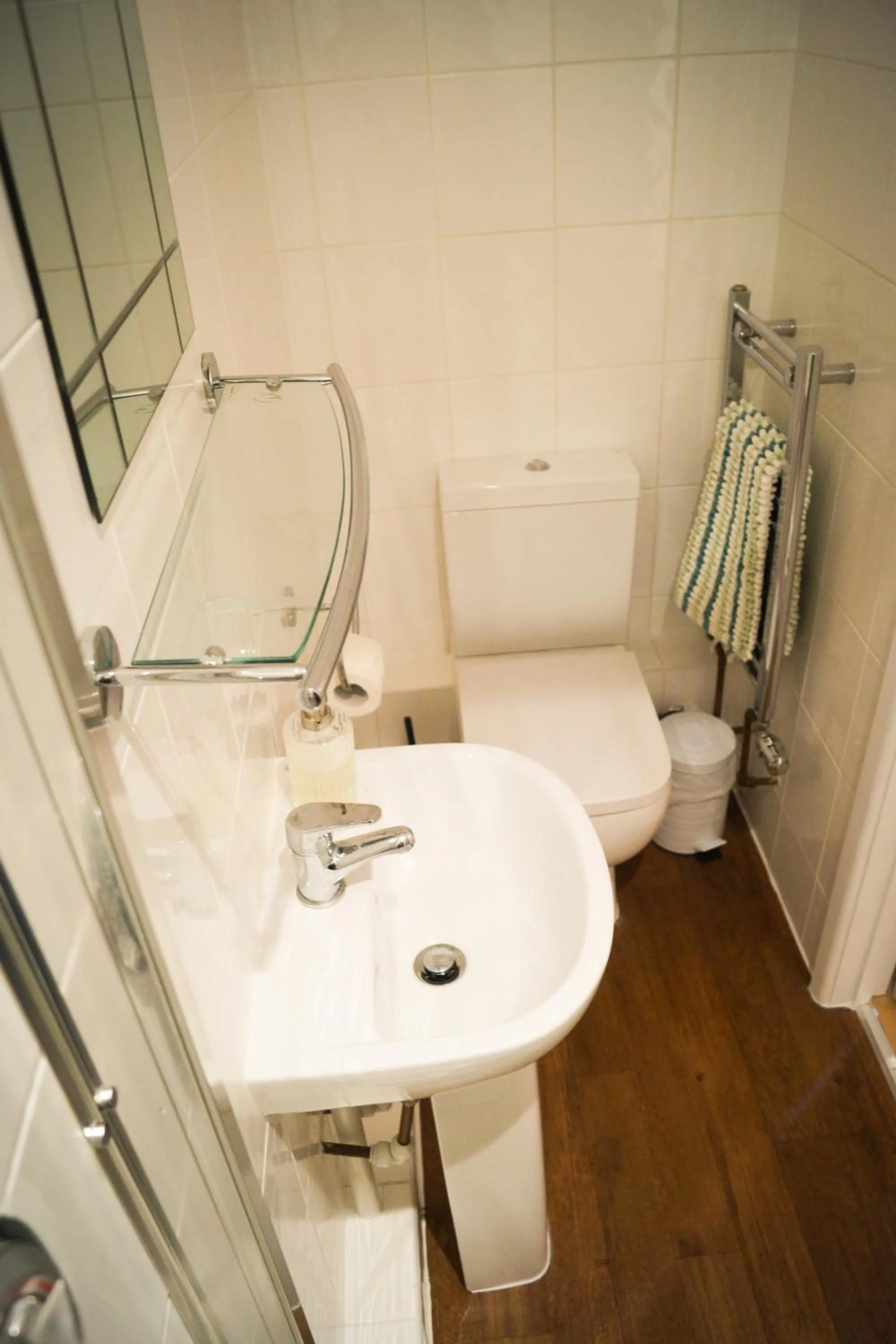 Toilet in Lemon Tree Rooms - Newly Refurbished Coastal Stay