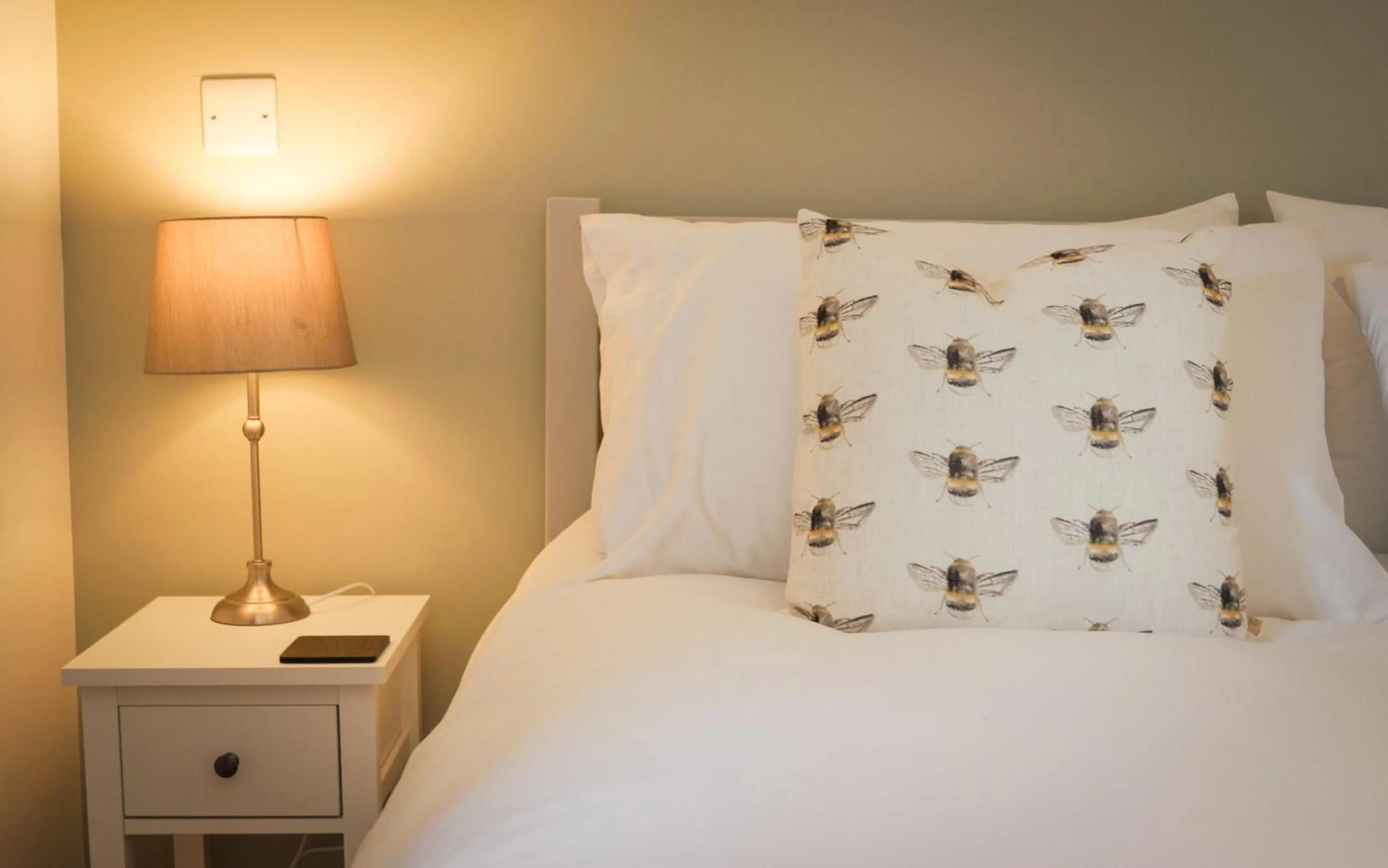 Bed in Lemon Tree Rooms - Newly Refurbished Coastal Stay