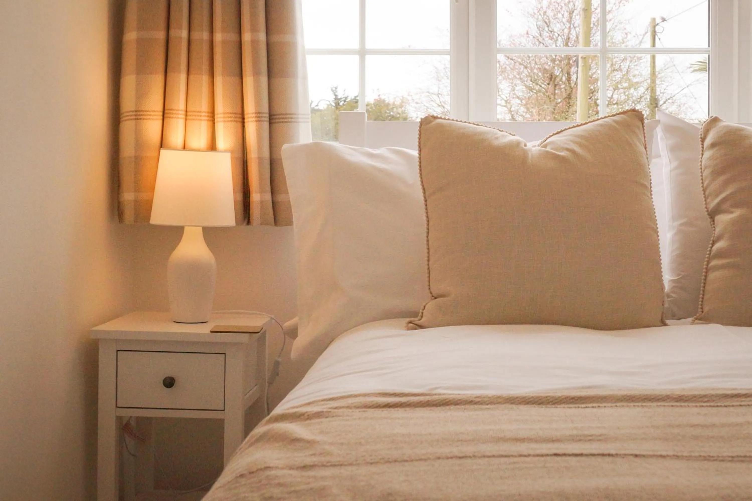 Bed in Lemon Tree Rooms - Newly Refurbished Coastal Stay