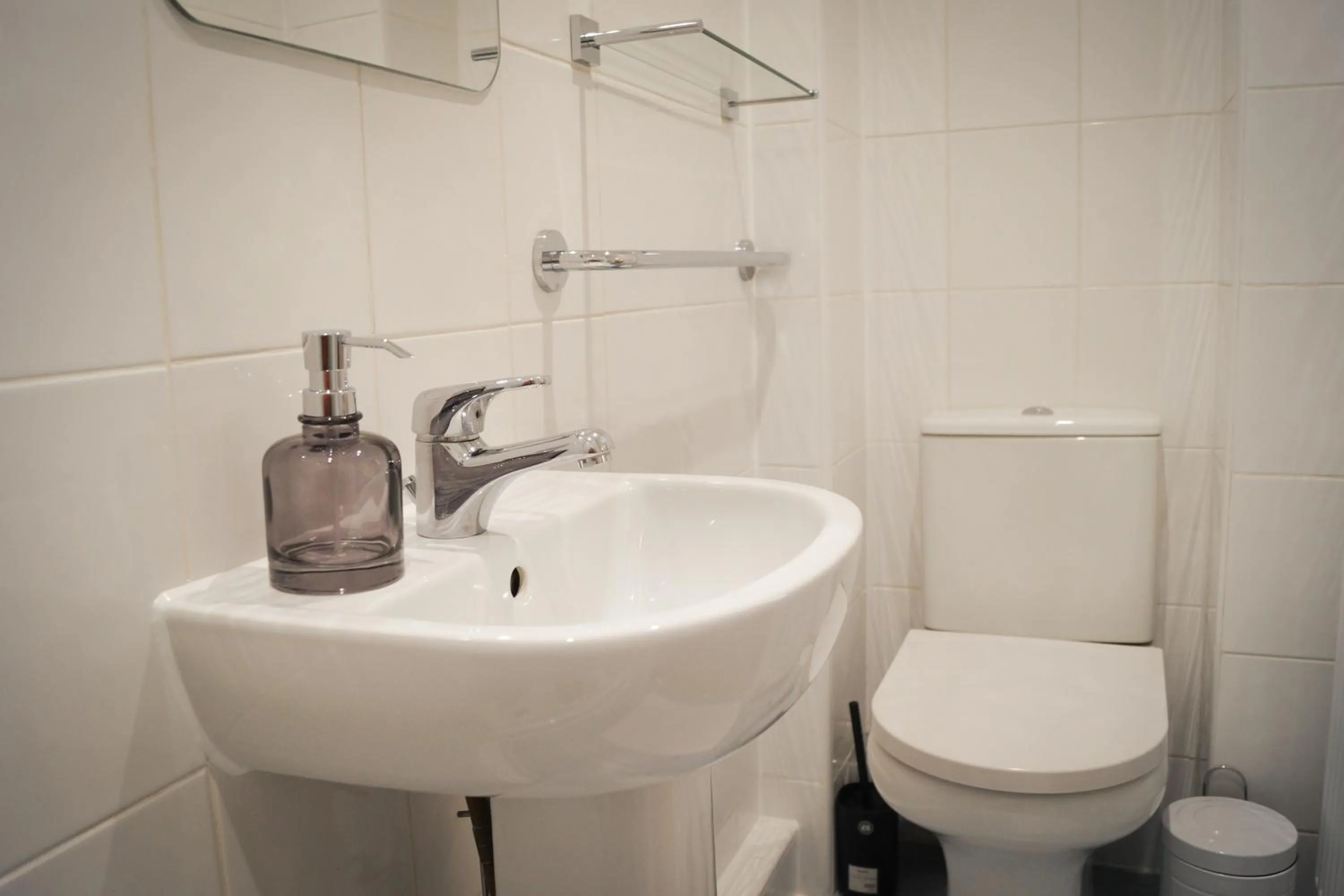 Toilet in Lemon Tree Rooms - Newly Refurbished Coastal Stay