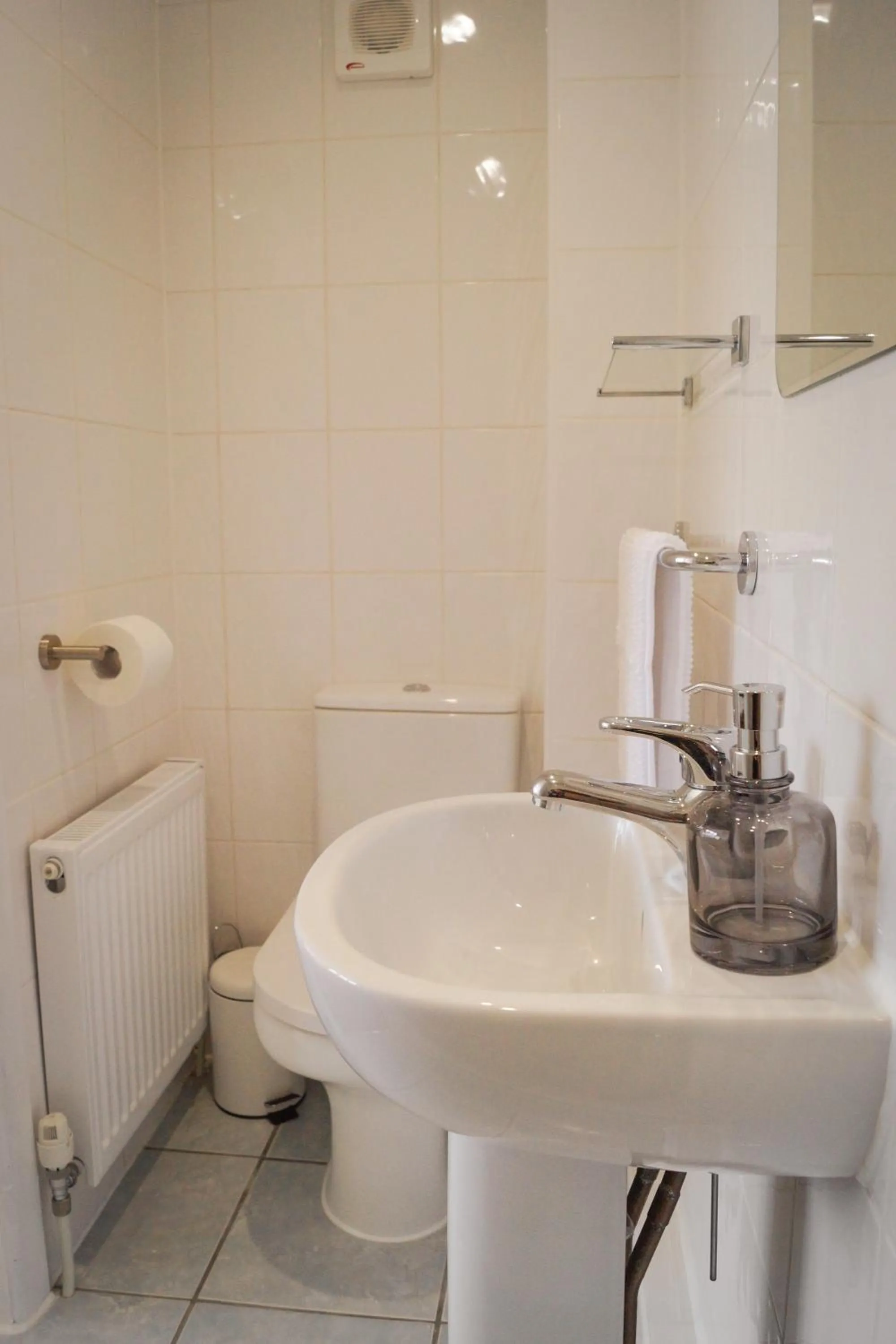 Toilet in Lemon Tree Rooms - Newly Refurbished Coastal Stay