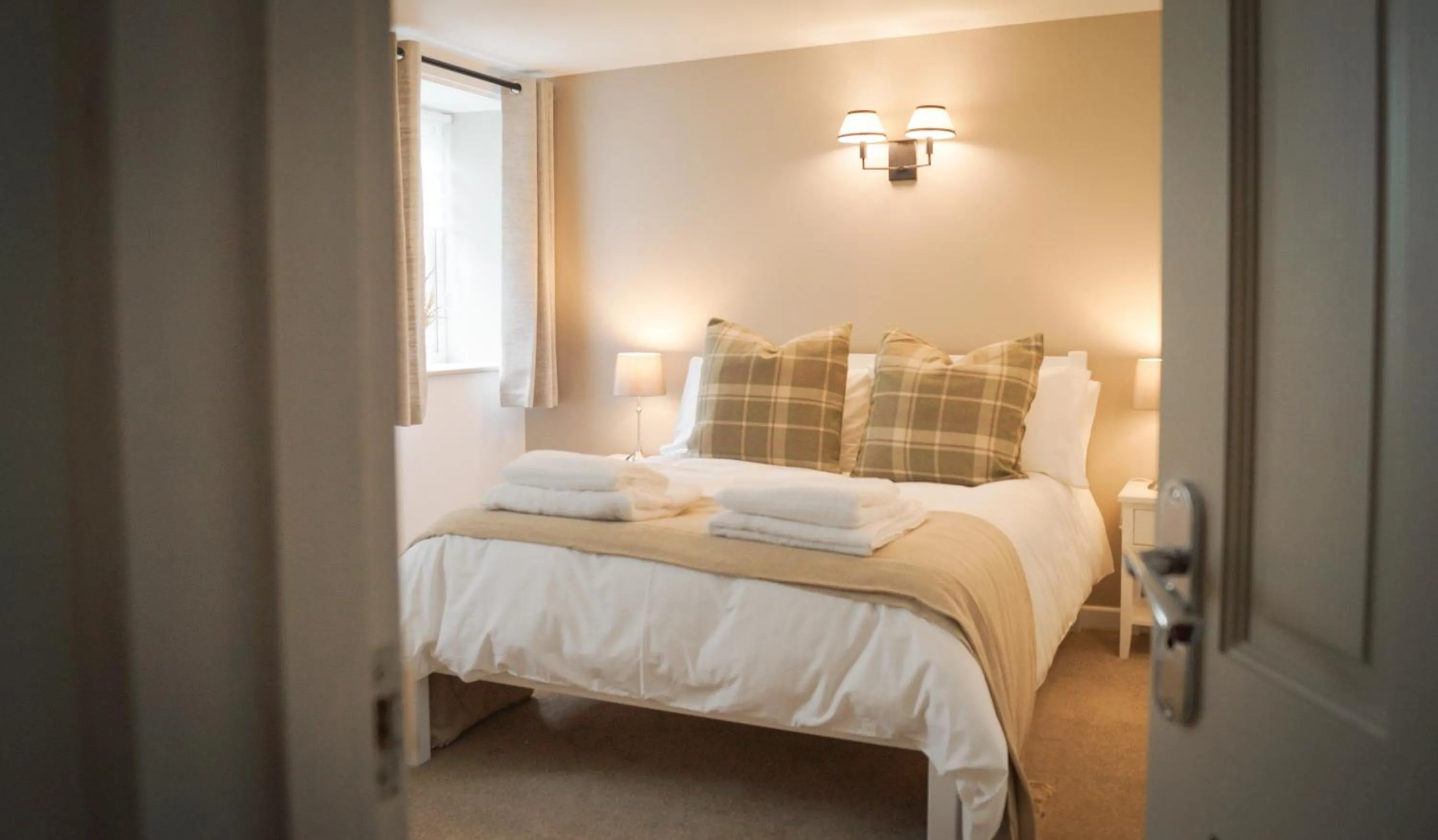 Photo of the whole room, Bed in Lemon Tree Rooms - Newly Refurbished Coastal Stay