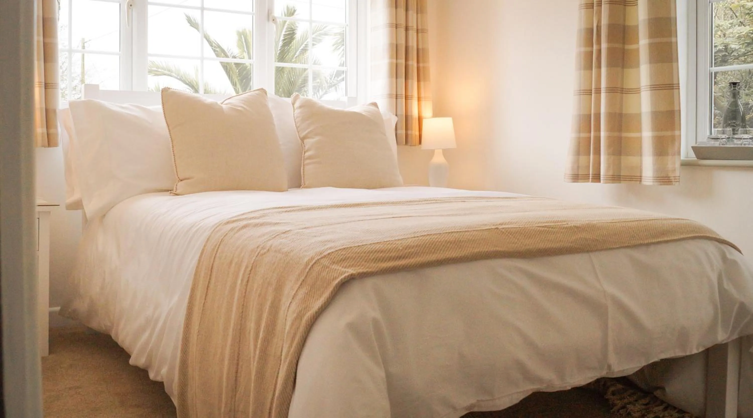 Bed in Lemon Tree Rooms - Newly Refurbished Coastal Stay