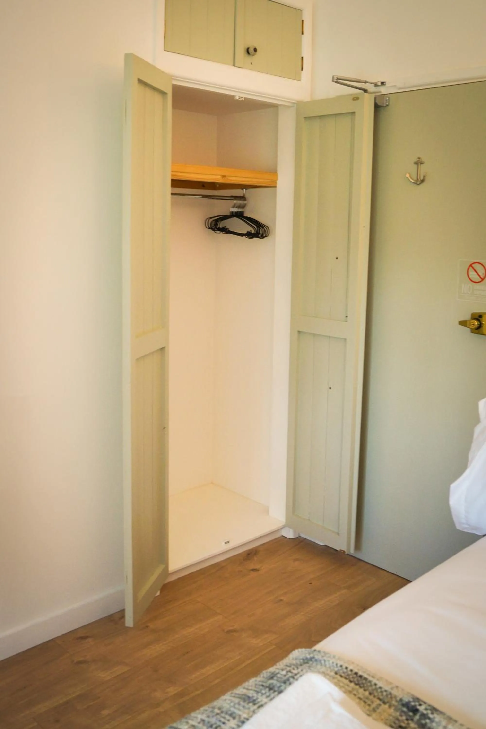 wardrobe, Bed in Lemon Tree Rooms - Newly Refurbished Coastal Stay