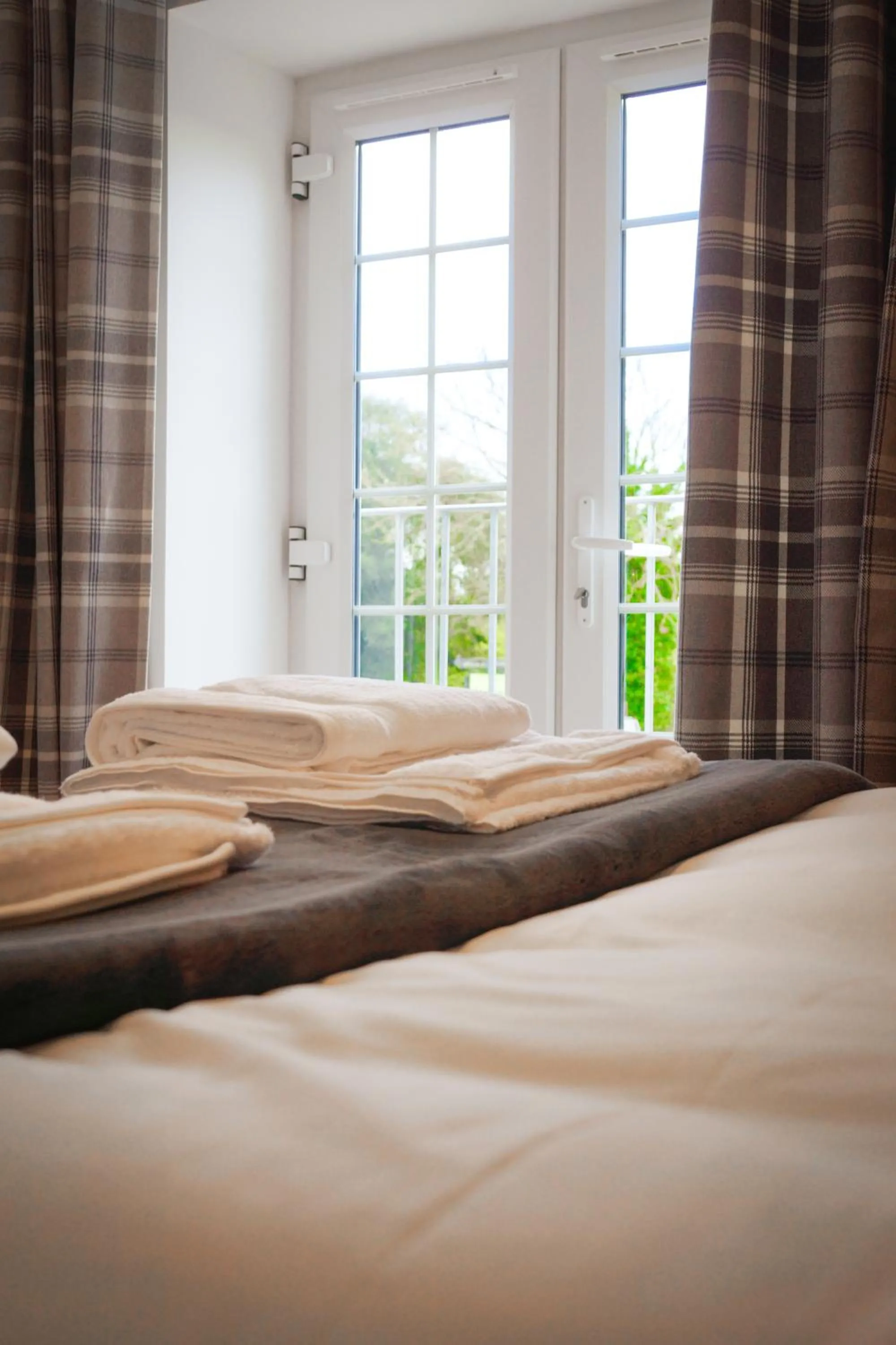 Bed in Lemon Tree Rooms - Newly Refurbished Coastal Stay