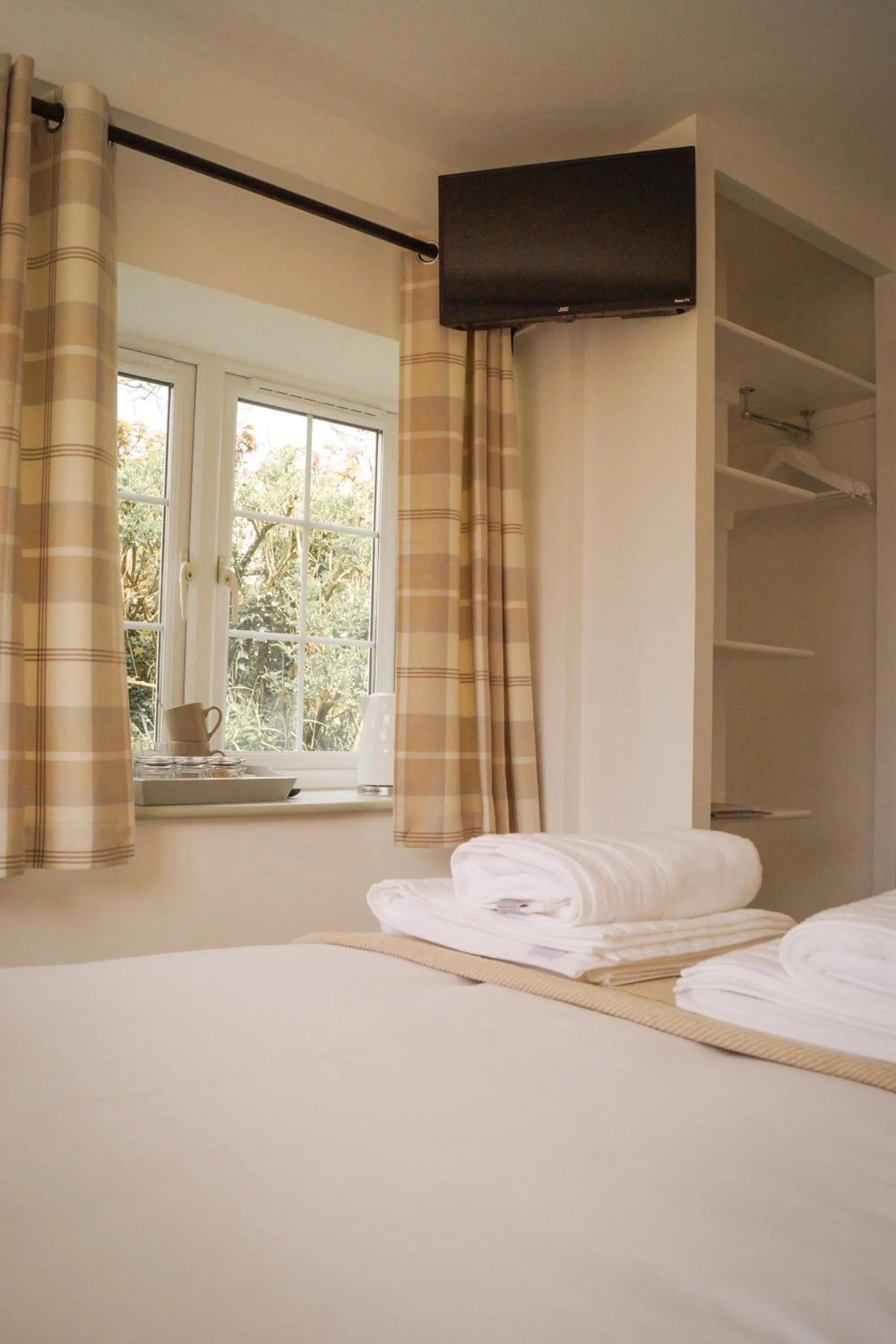 Bed in Lemon Tree Rooms - Newly Refurbished Coastal Stay