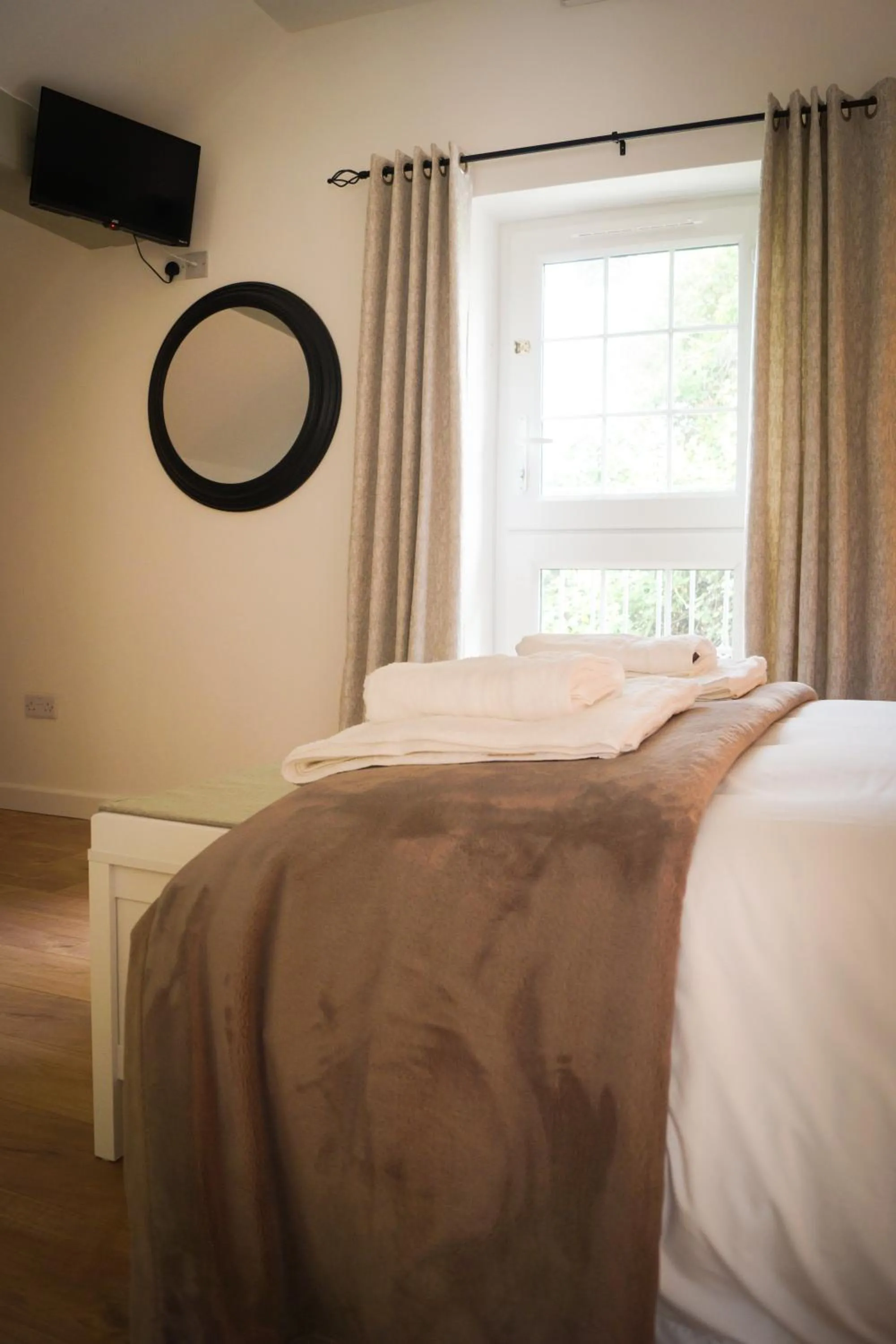 Bed in Lemon Tree Rooms - Newly Refurbished Coastal Stay
