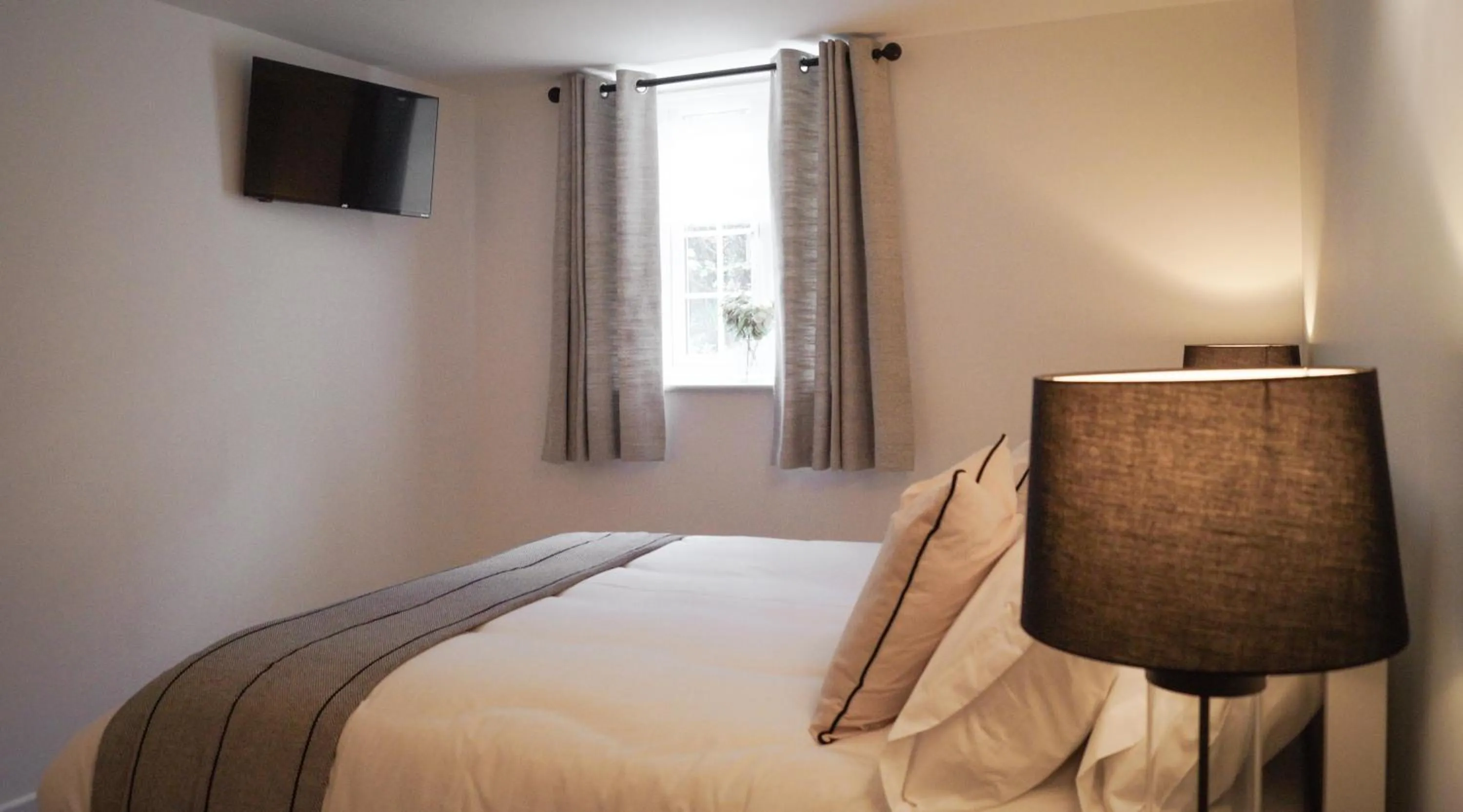 TV and multimedia, Bed in Lemon Tree Rooms - Newly Refurbished Coastal Stay