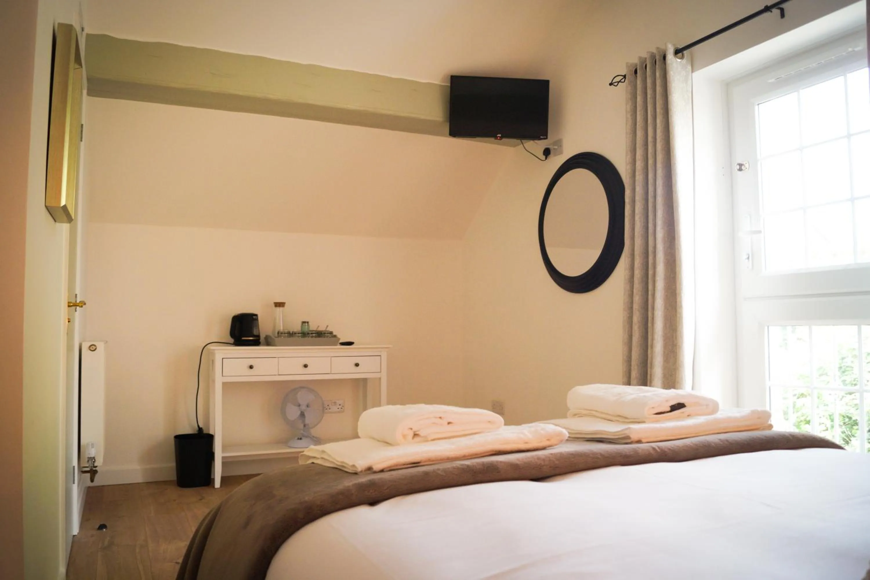 Bed in Lemon Tree Rooms - Newly Refurbished Coastal Stay
