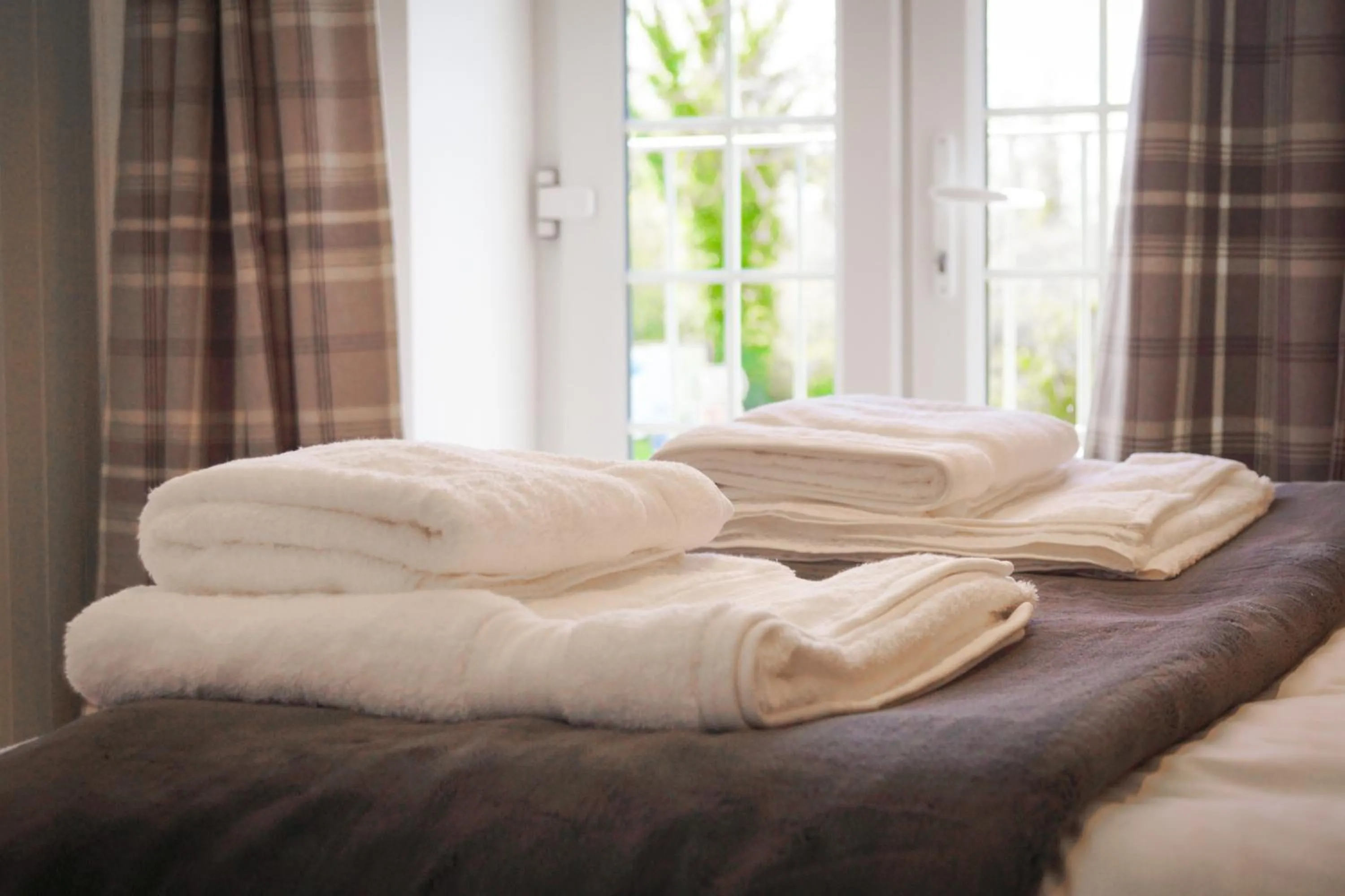 Bed in Lemon Tree Rooms - Newly Refurbished Coastal Stay