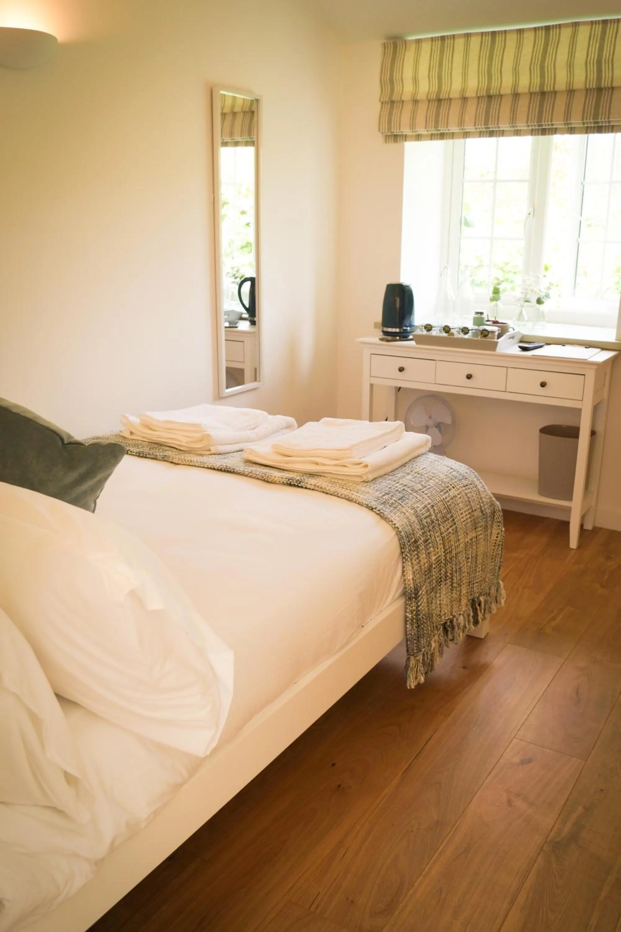 Bed in Lemon Tree Rooms - Newly Refurbished Coastal Stay