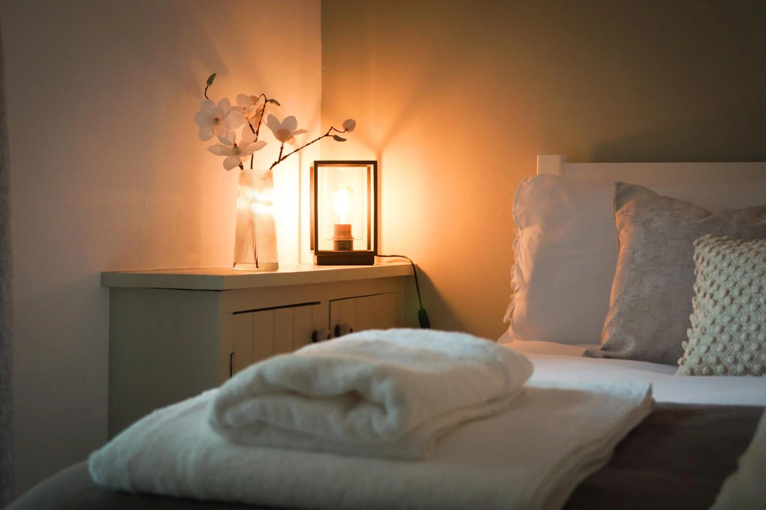 Bed in Lemon Tree Rooms - Newly Refurbished Coastal Stay