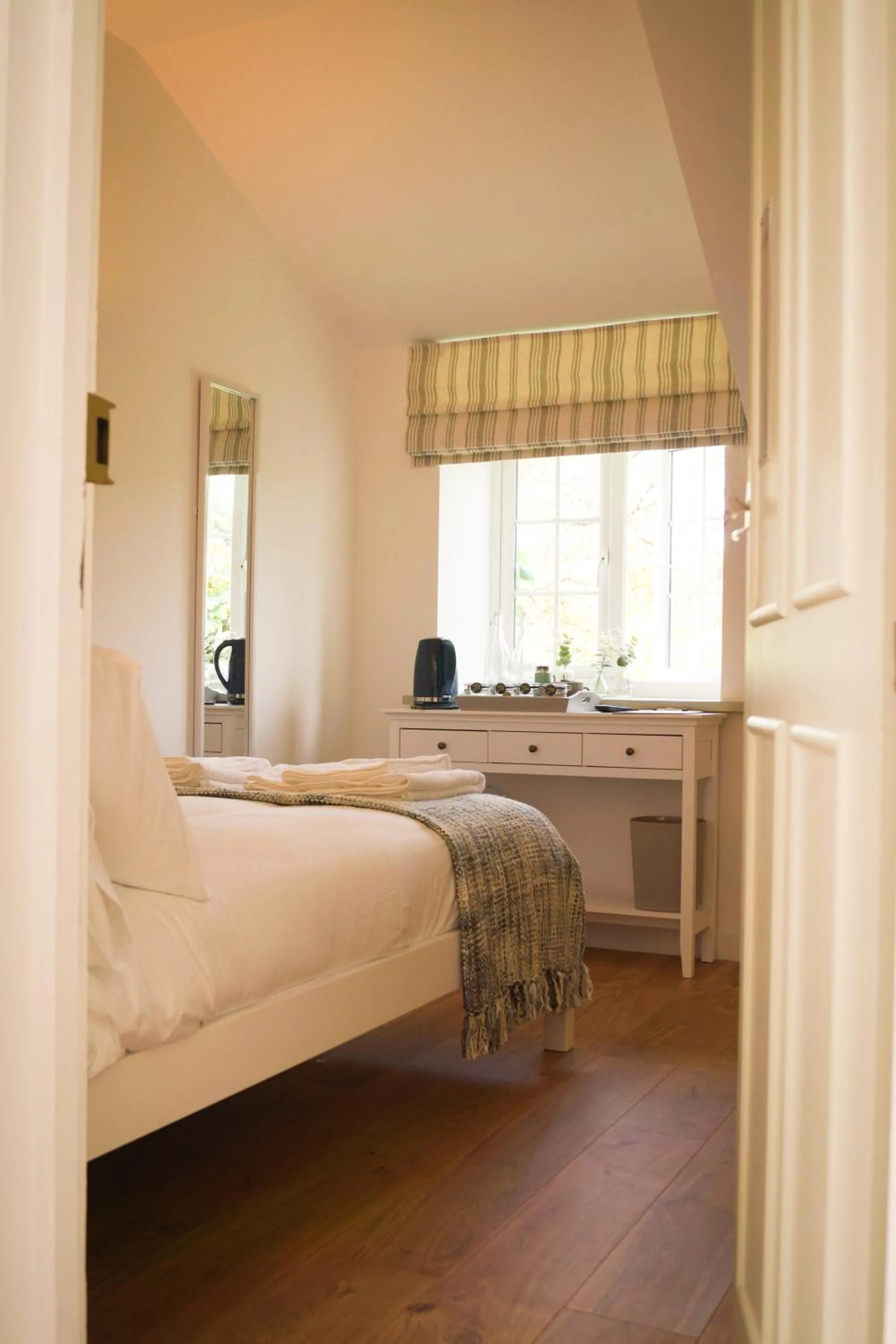 Bed in Lemon Tree Rooms - Newly Refurbished Coastal Stay