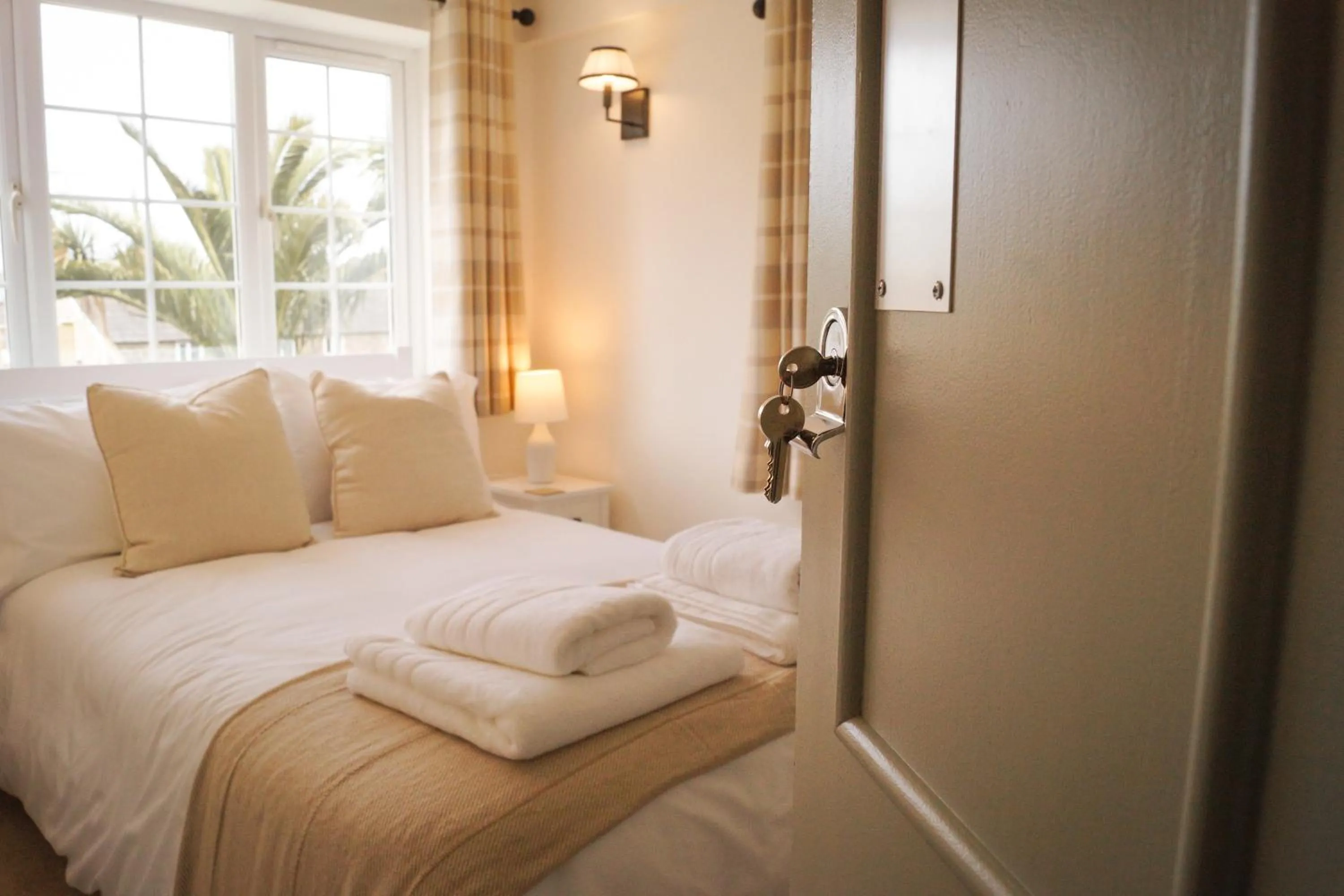 Bed in Lemon Tree Rooms - Newly Refurbished Coastal Stay
