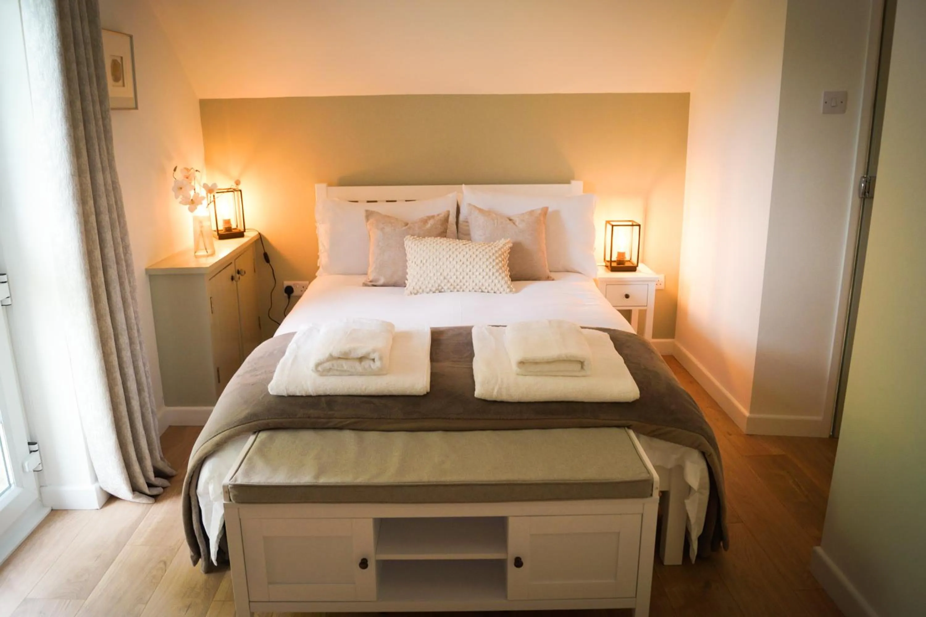 Bed in Lemon Tree Rooms - Newly Refurbished Coastal Stay