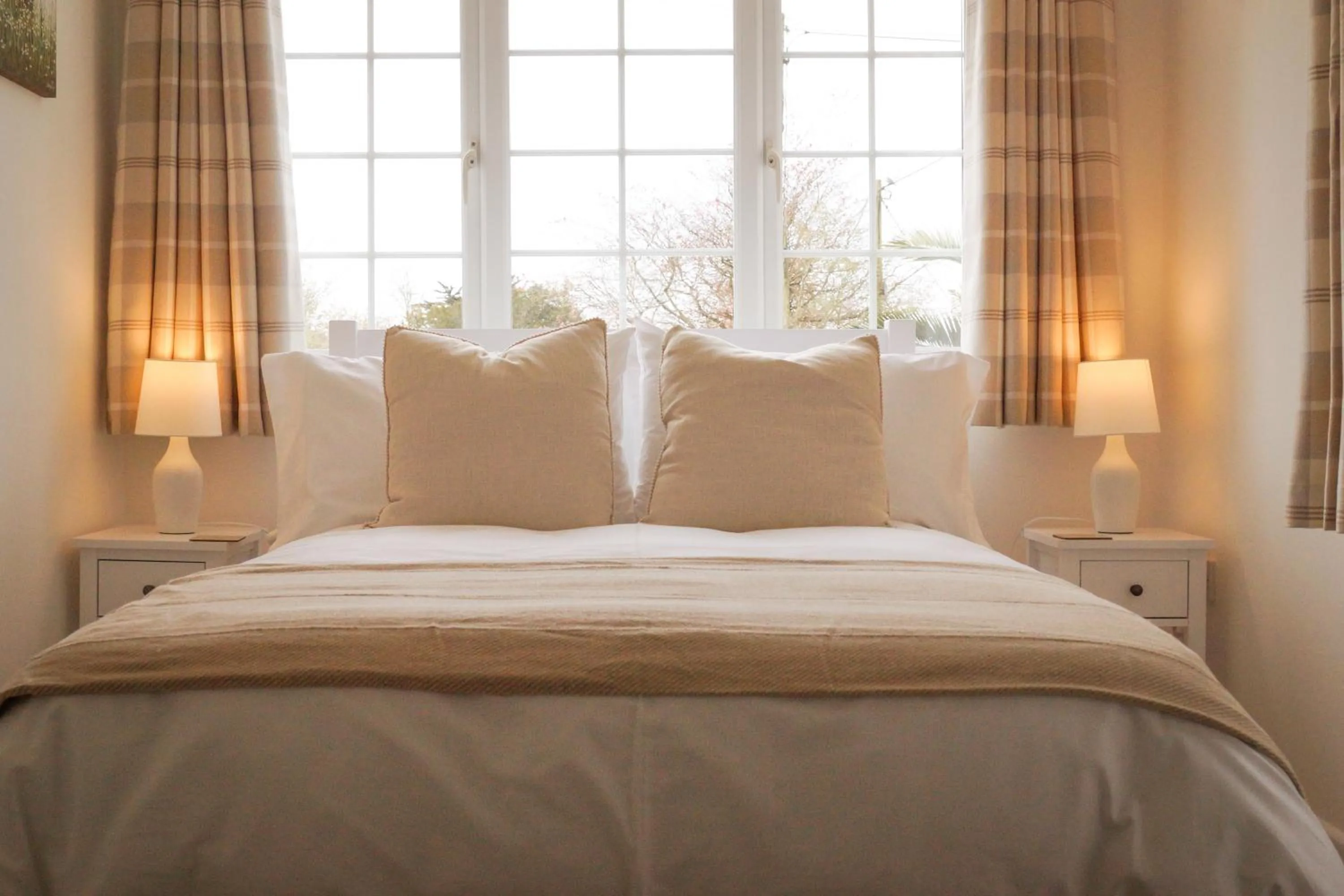 Bed in Lemon Tree Rooms - Newly Refurbished Coastal Stay