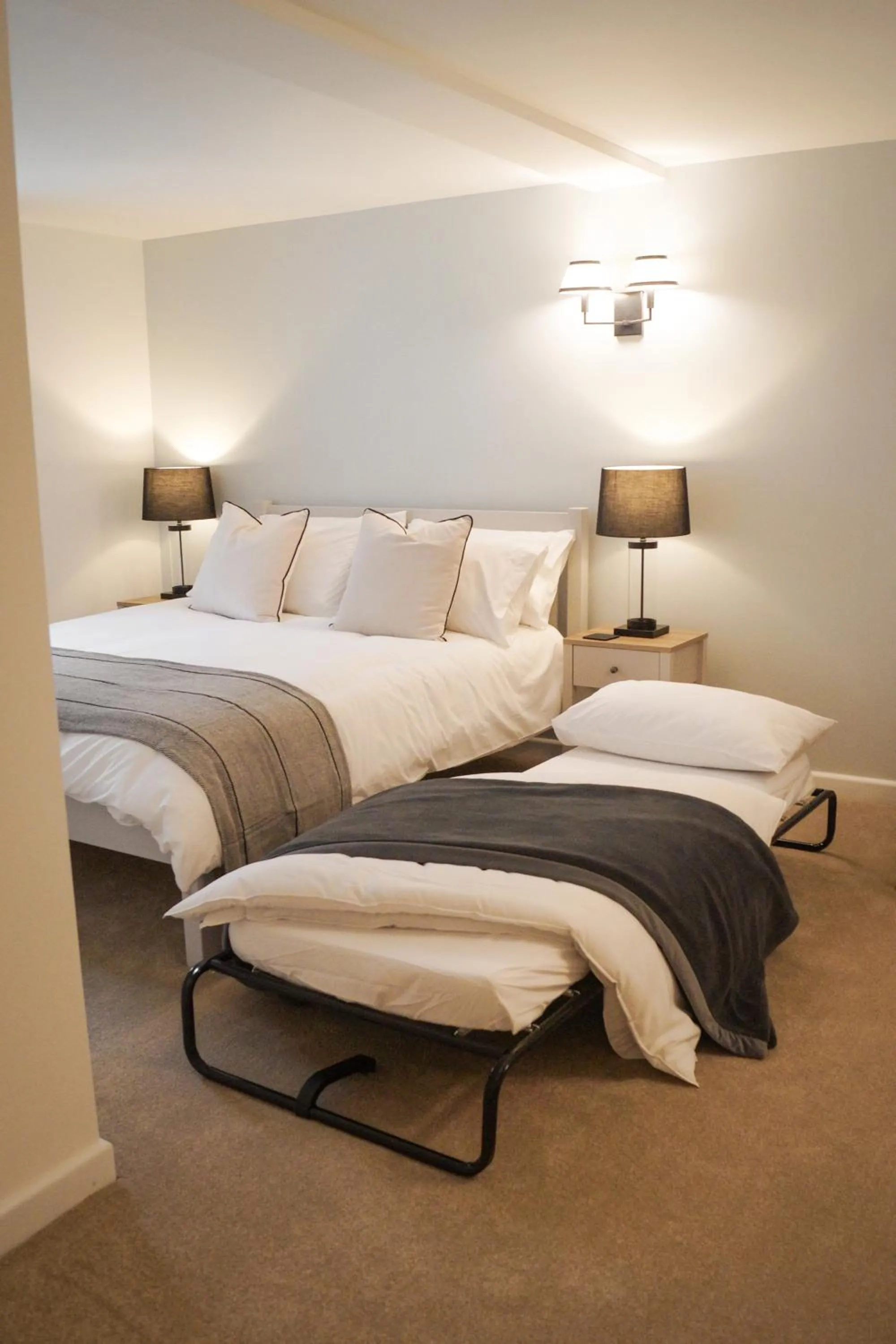 Bed in Lemon Tree Rooms - Newly Refurbished Coastal Stay