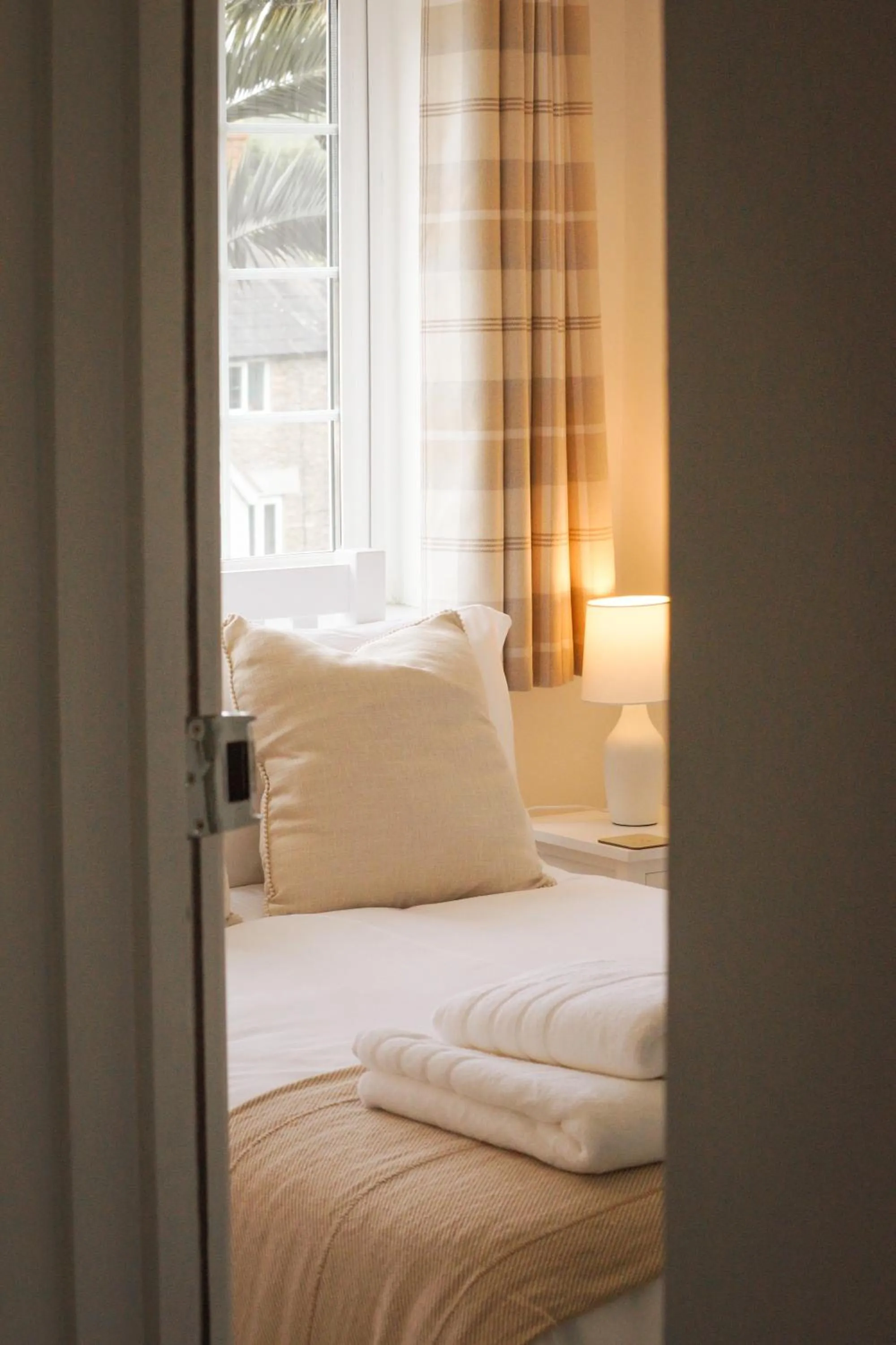 Bed in Lemon Tree Rooms - Newly Refurbished Coastal Stay