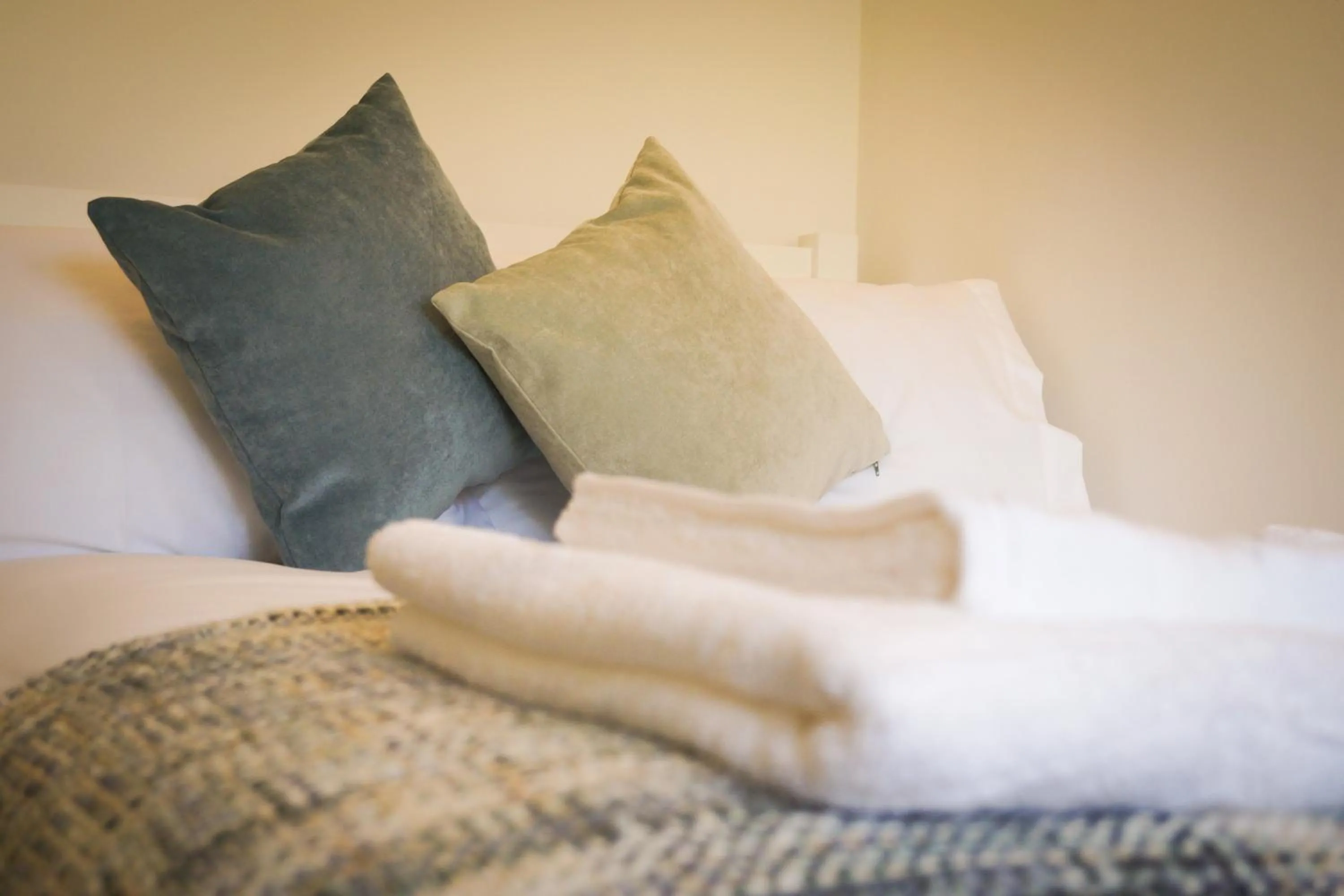 Bed in Lemon Tree Rooms - Newly Refurbished Coastal Stay