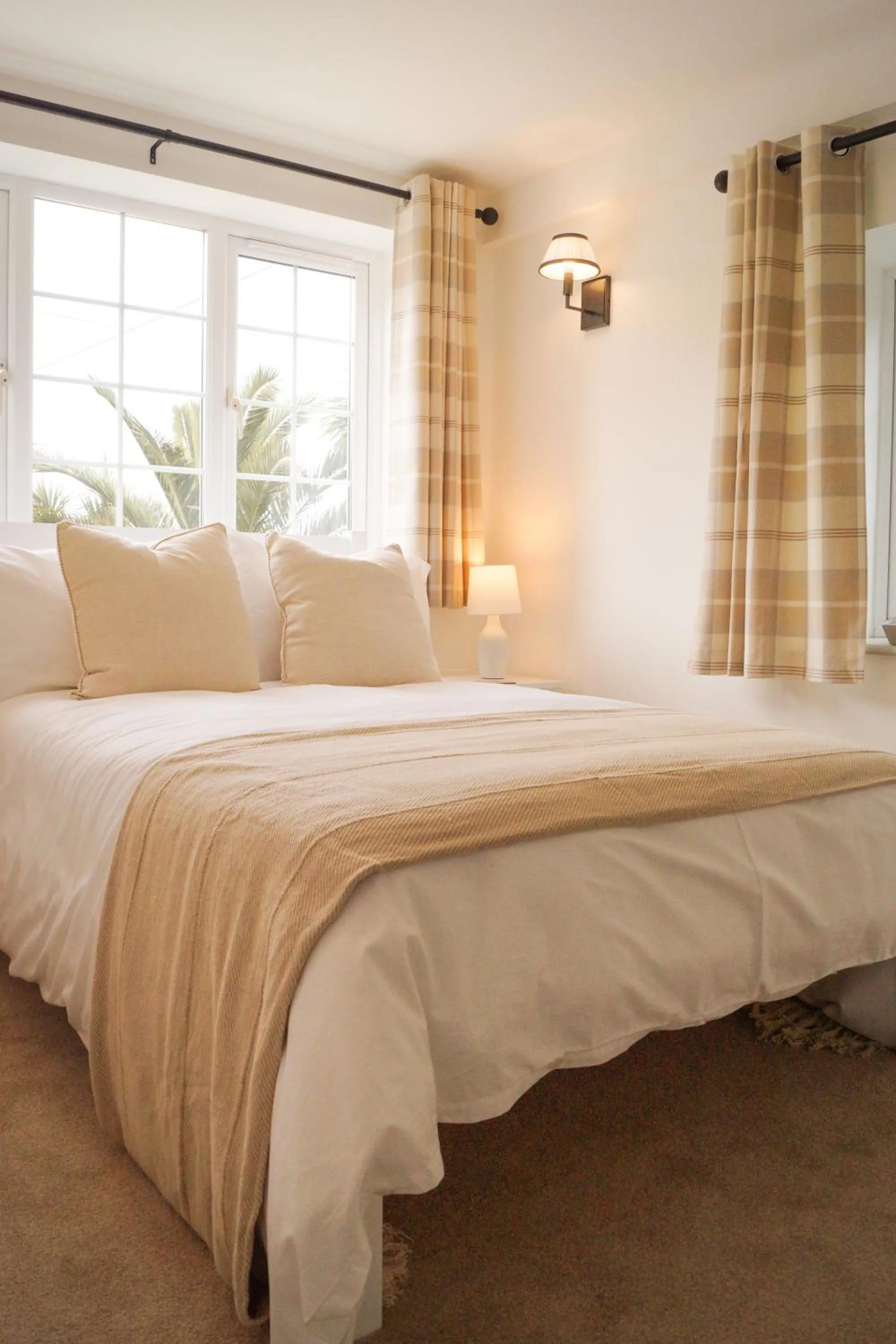 Bed in Lemon Tree Rooms - Newly Refurbished Coastal Stay