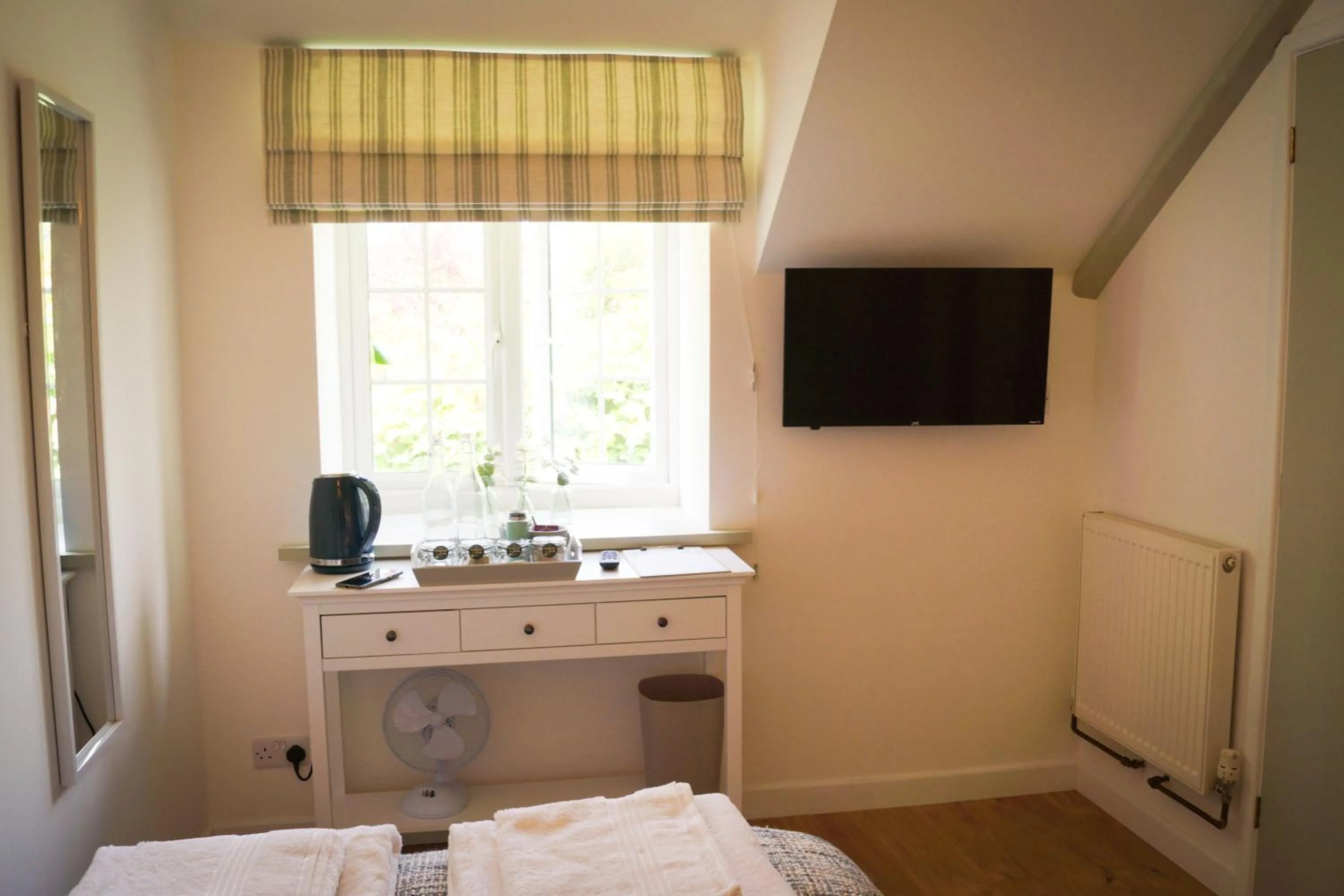 Bed in Lemon Tree Rooms - Newly Refurbished Coastal Stay