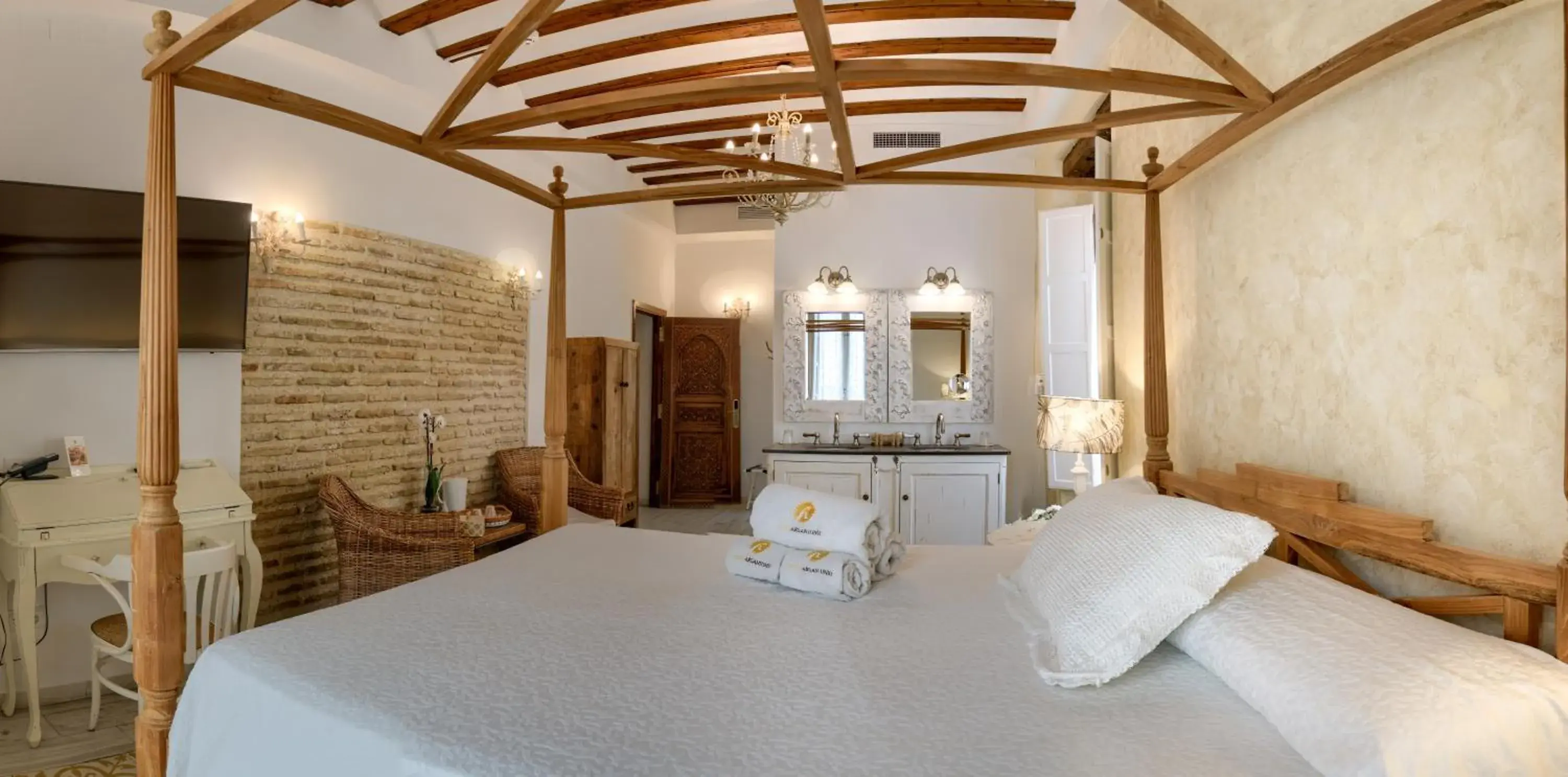 Deluxe Double Room with Balcony in Hotel Argantonio Deluxe Double Room with Balcony in Hotel Argantonio