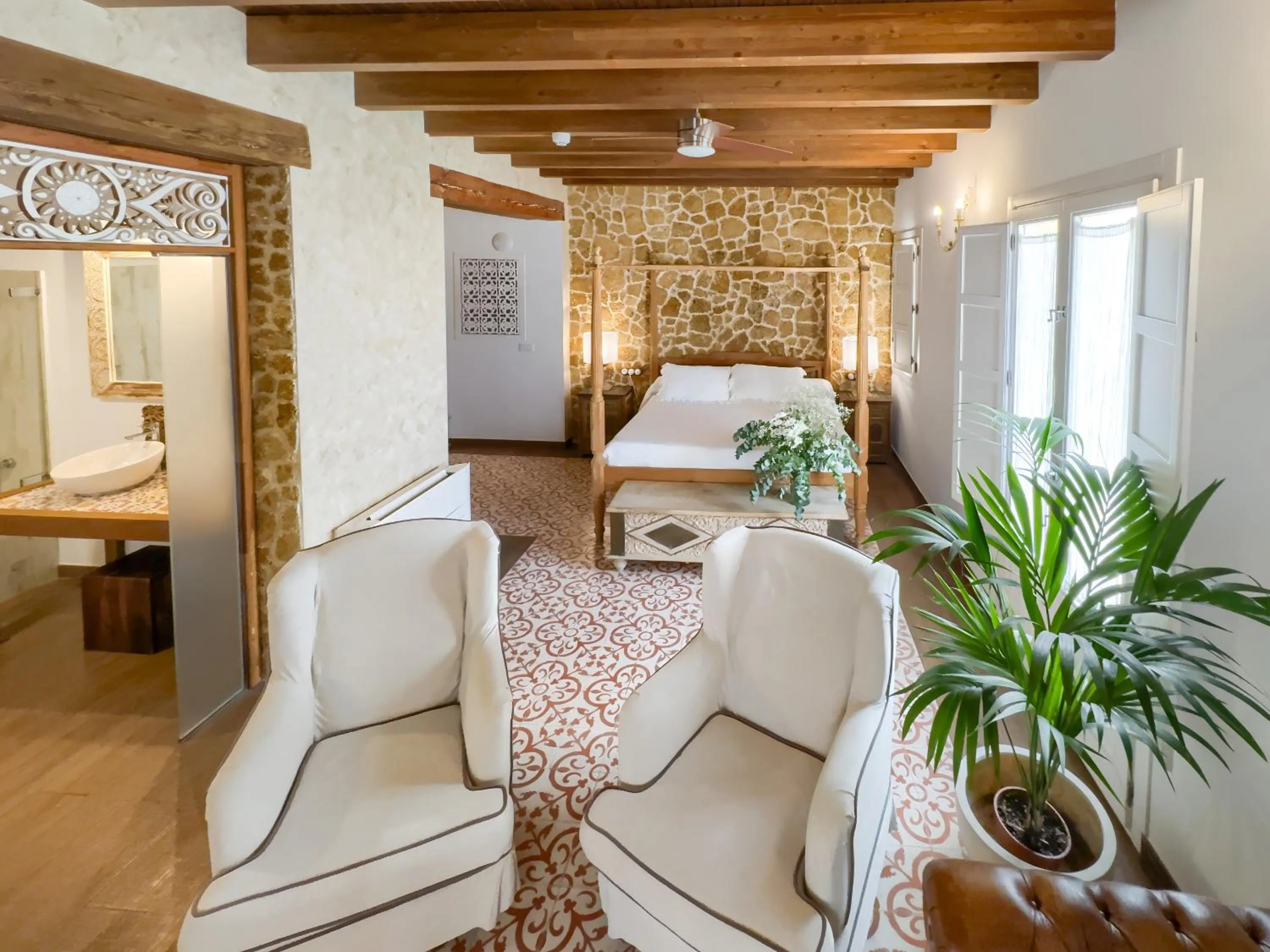 Shower, Bed in Hotel Argantonio