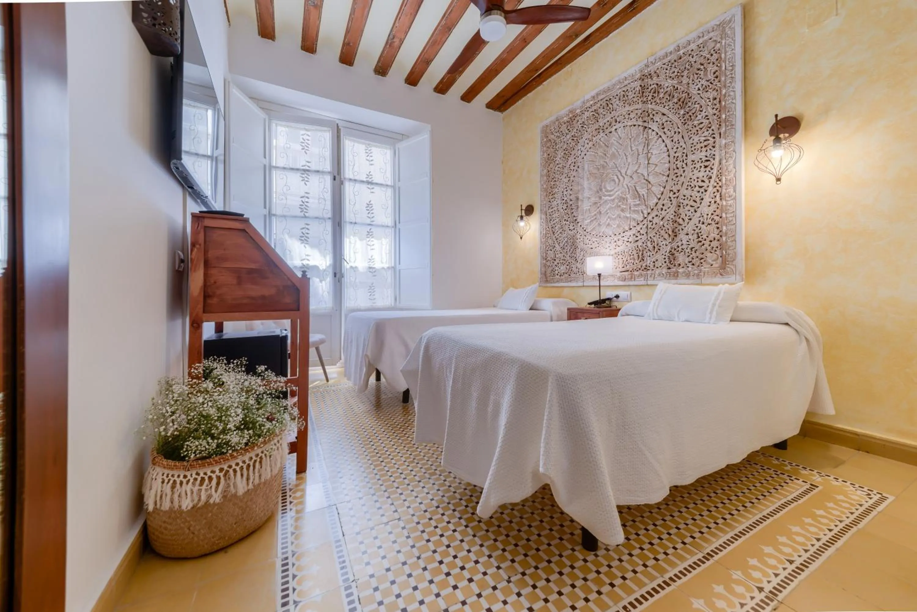 Shower, Bed in Hotel Argantonio