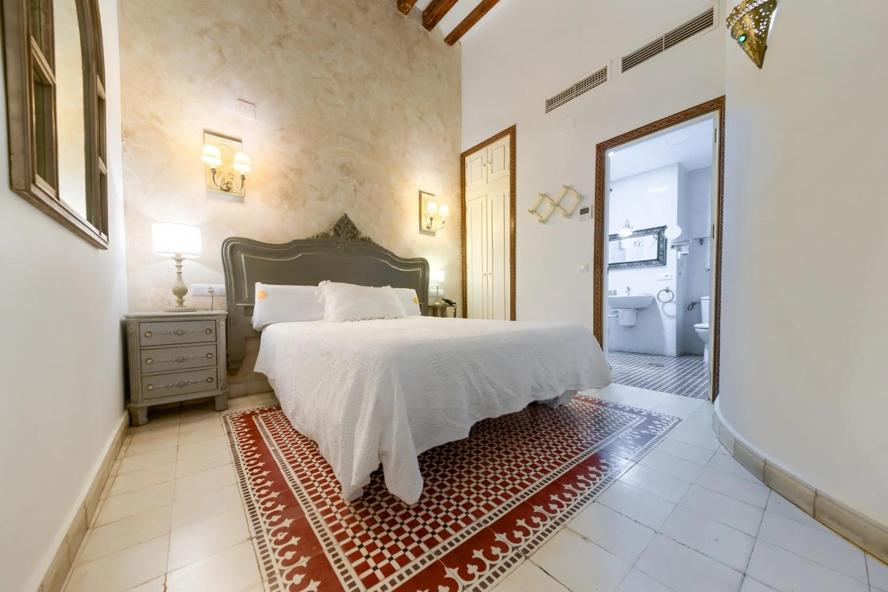 Shower, Bed in Hotel Argantonio