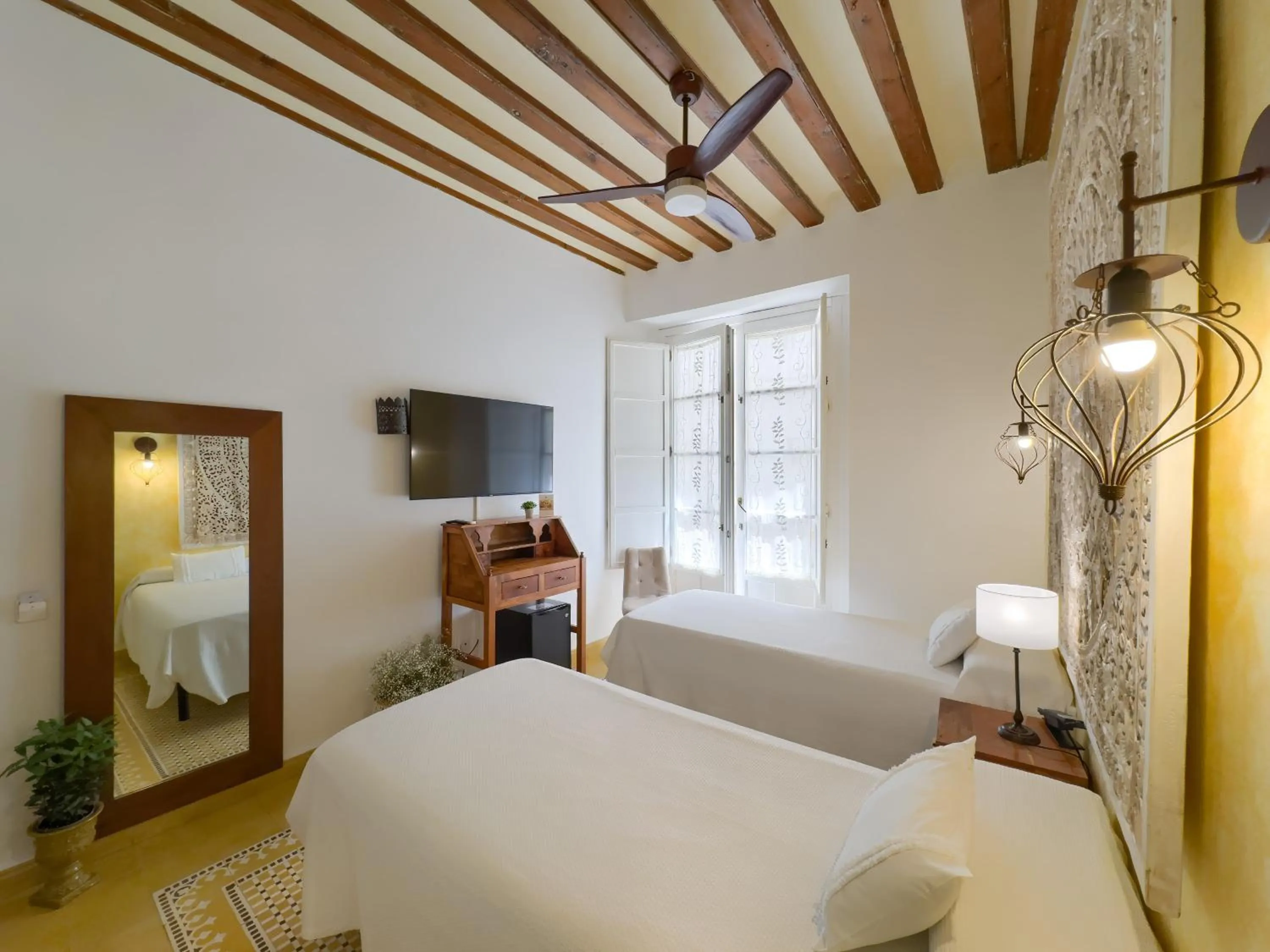 Shower, Bed in Hotel Argantonio