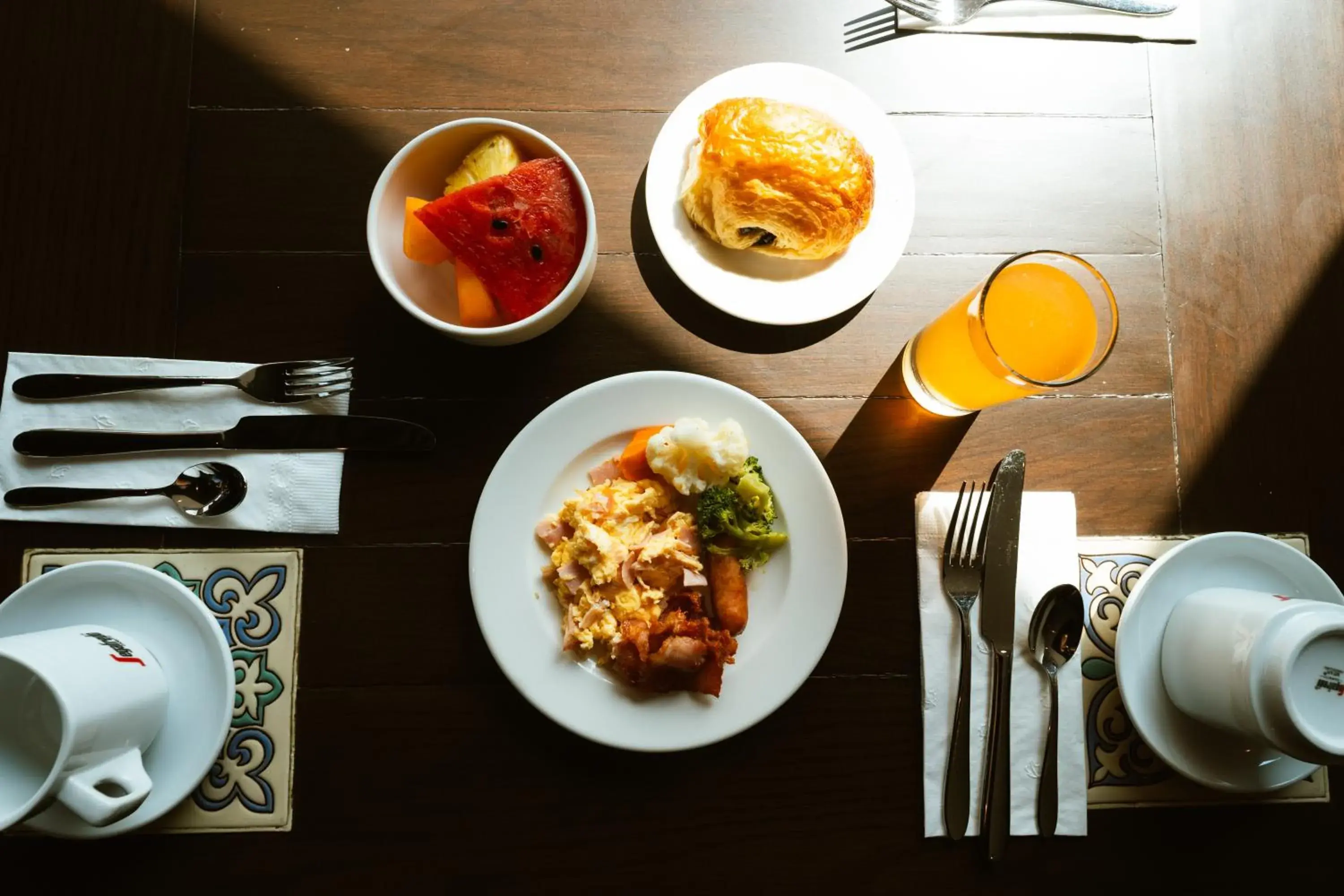 Restaurant/places to eat in Canada Central & Rooftop Restaurant/places to eat in Canada Central & Rooftop