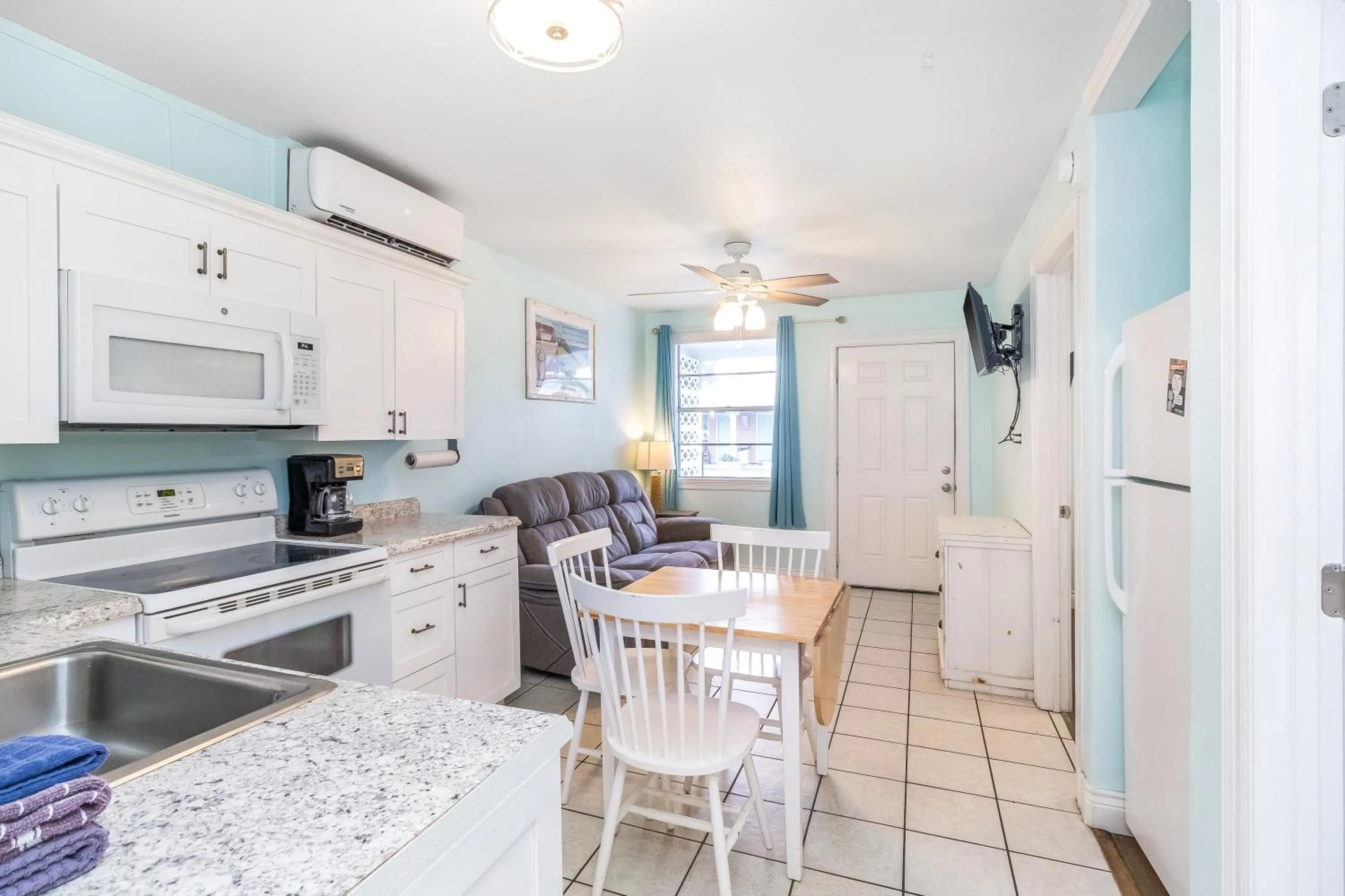 Kitchen or kitchenette in Tropic Island Resort
