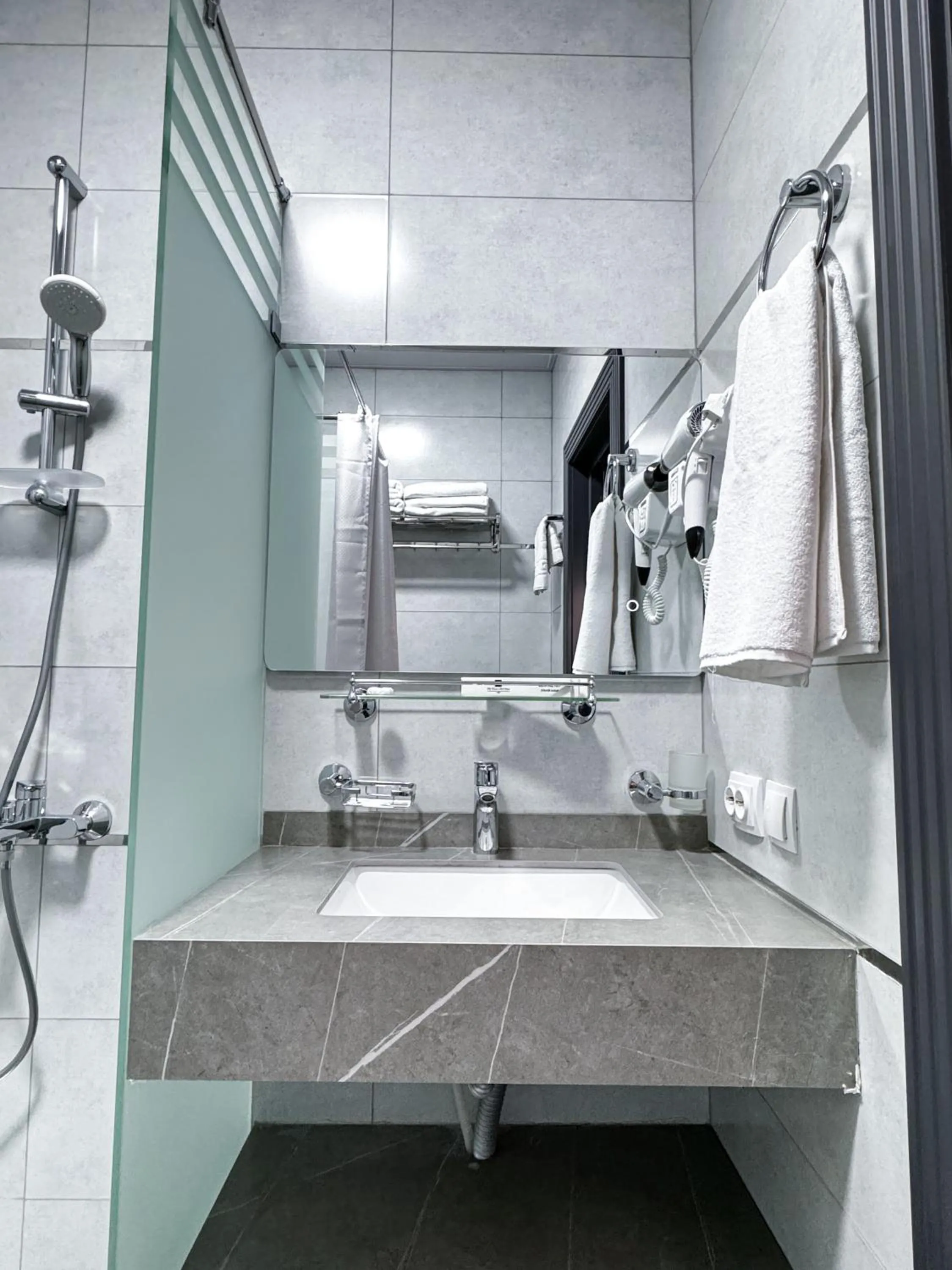 Shower in De Villa Hotel