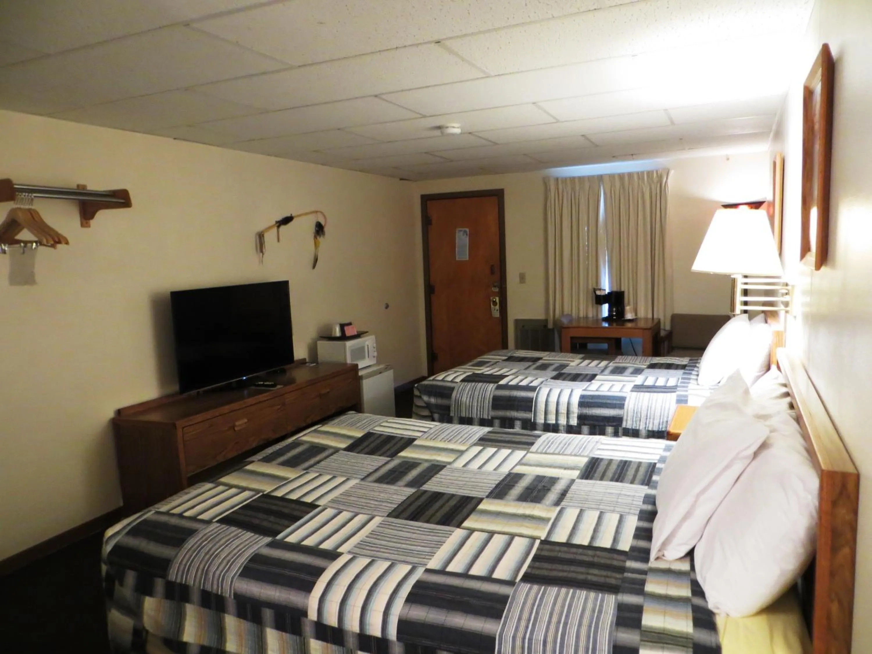 Photo of the whole room, Bed in Chief Motel